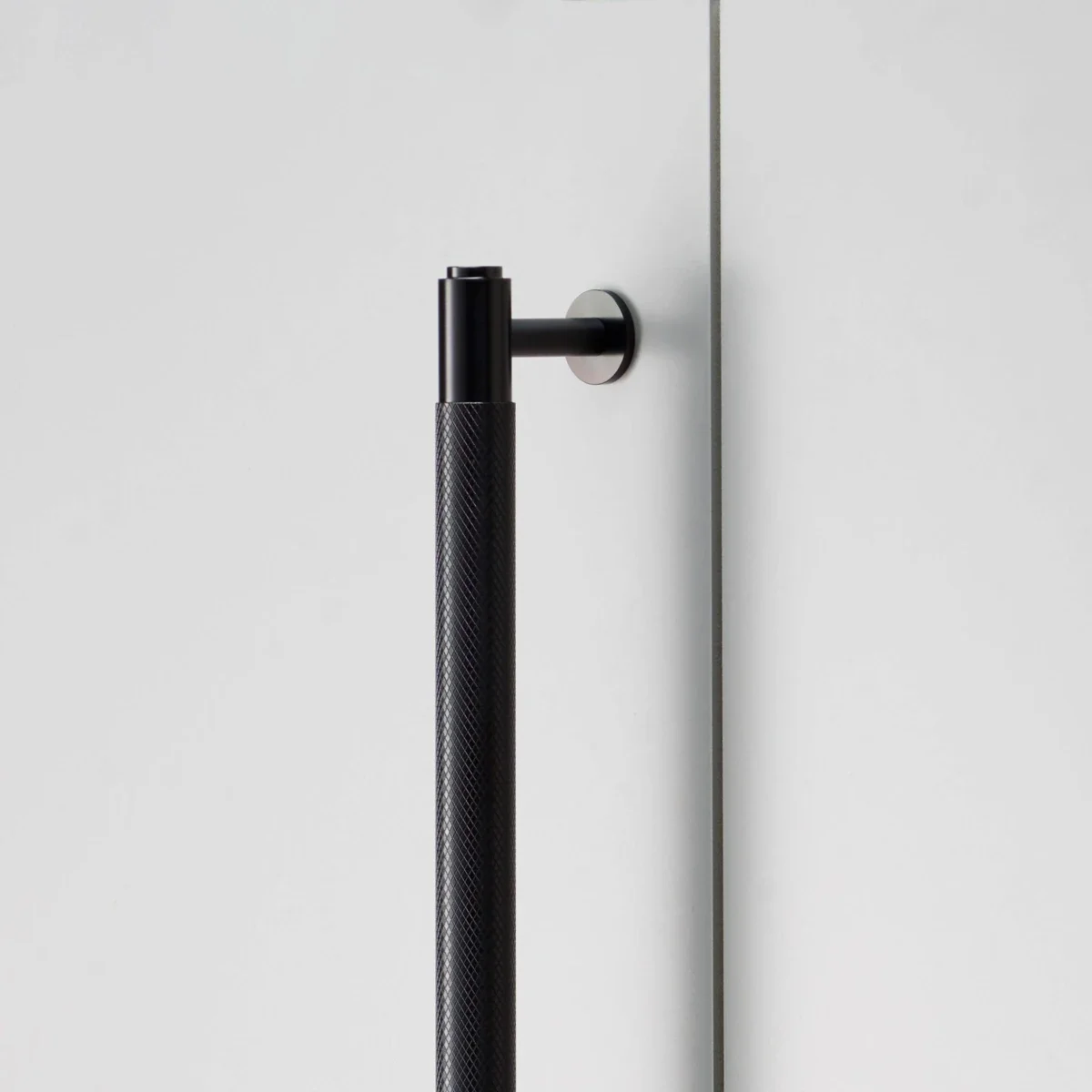 UCB-024587--Uchwyt-meblowy-podłużny-Closet-Bar-Cross-Czarny-Skandynawskie-Uchwyty_2