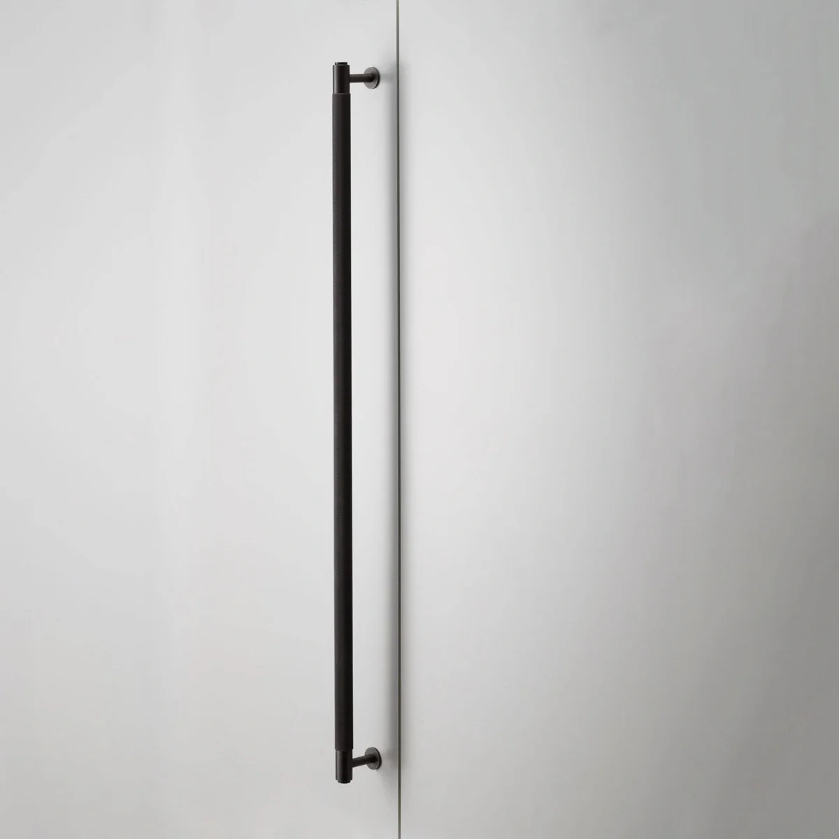 UCB-453947--Uchwyt-meblowy-Closet-Bar-Cross-Palony-Brąz-Skandynawskie-Uchwyty_1