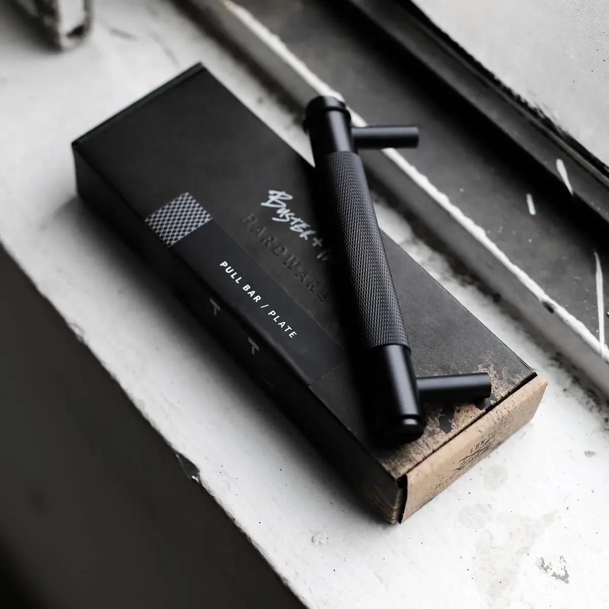 UPB-023961--Uchwyt-meblowy-podłużny-Pull-Bar-Cross-Large-Czarny-Skandynawskie-Uchwyty_2