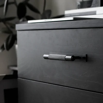 Uchwyt meblowy podłużny z podkładką Cross Plate 225 Stalowy Czarny