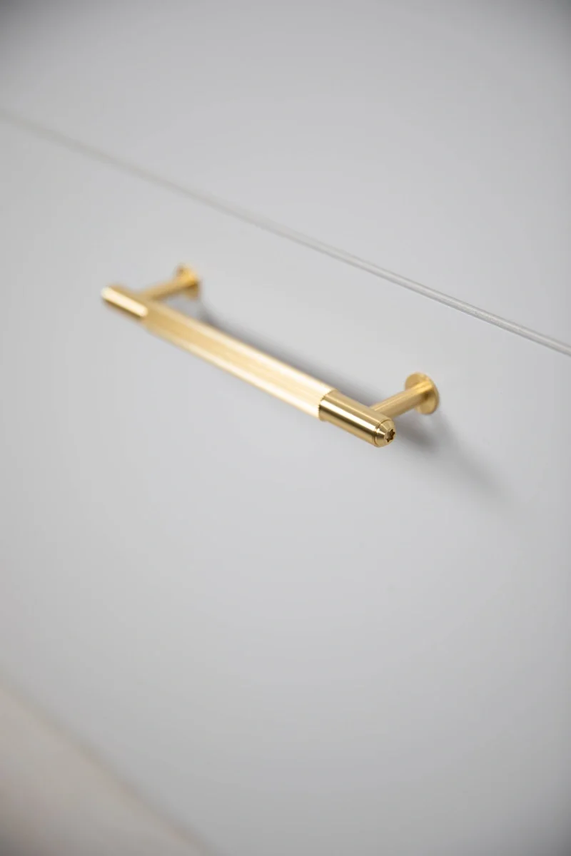 UPB-054574--Uchwyt-meblowy-podłużny-Pull-Bar-Linear-Medium-Mosiądz-Skandynawskie-Uchwyty_6