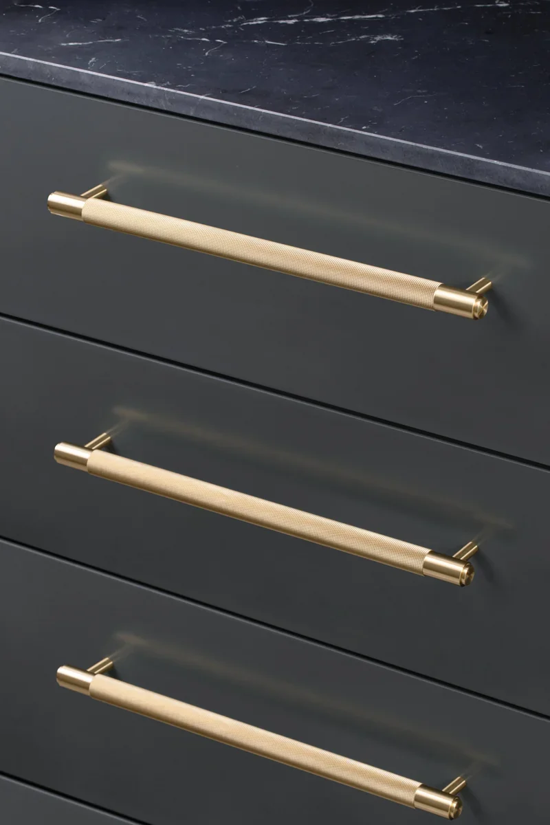 UPB-054576--Uchwyt-meblowy-podłużny-Pull-Bar-Cross-Large-Mosiężny-Buster-+-Punch-Skandynawskie-Uchwyty_4