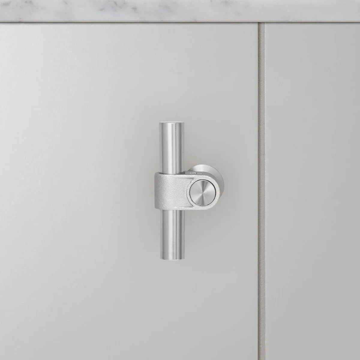 UTB-074299--Uchwyt-meblowy-T-Bar-Cast-Srebrny-Buster-+-Punch-Skandynawskie-Uchwyty_2