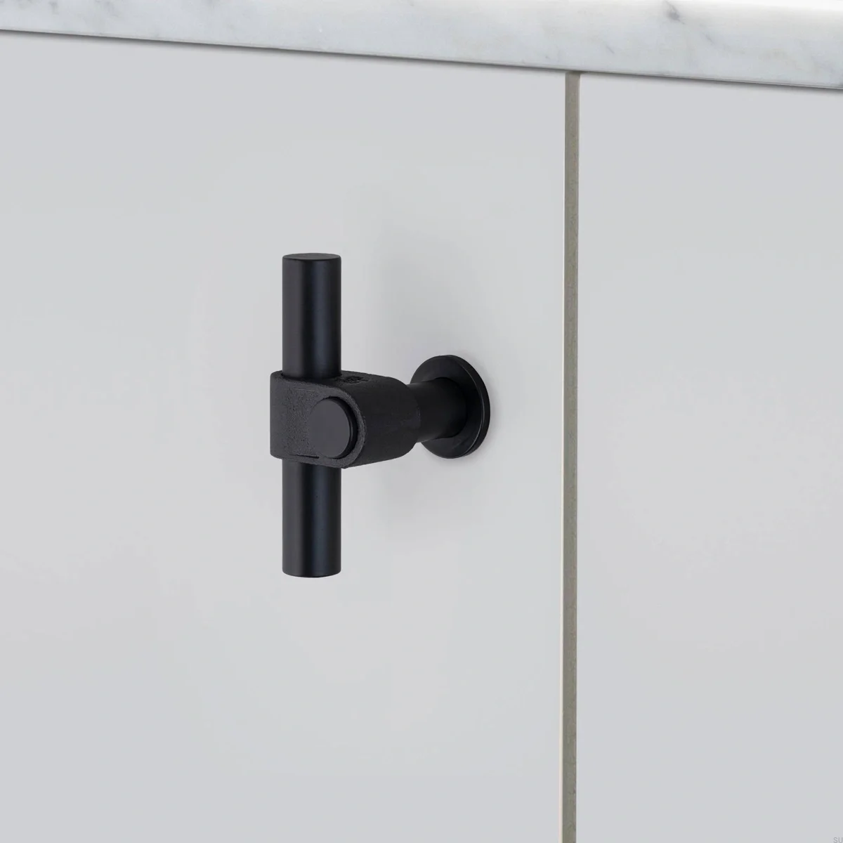 UTB-484300--Uchwyt-meblowy-T-Bar-Cast-Welder’s-Black-Buster-+-Punch-Skandynawskie-Uchwyty_1