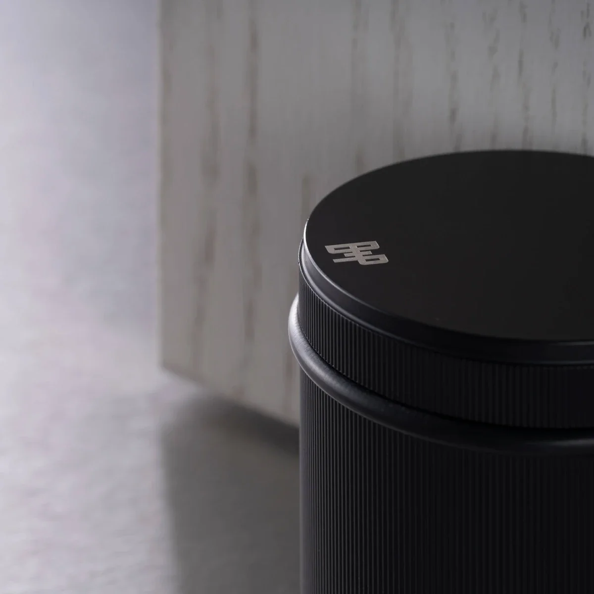 UTB-592554--Stoper-drzwiowy-wolnostojący-Linear-Czarny-Buster-+-Punch-Skandynawskie-Uchwyty_4