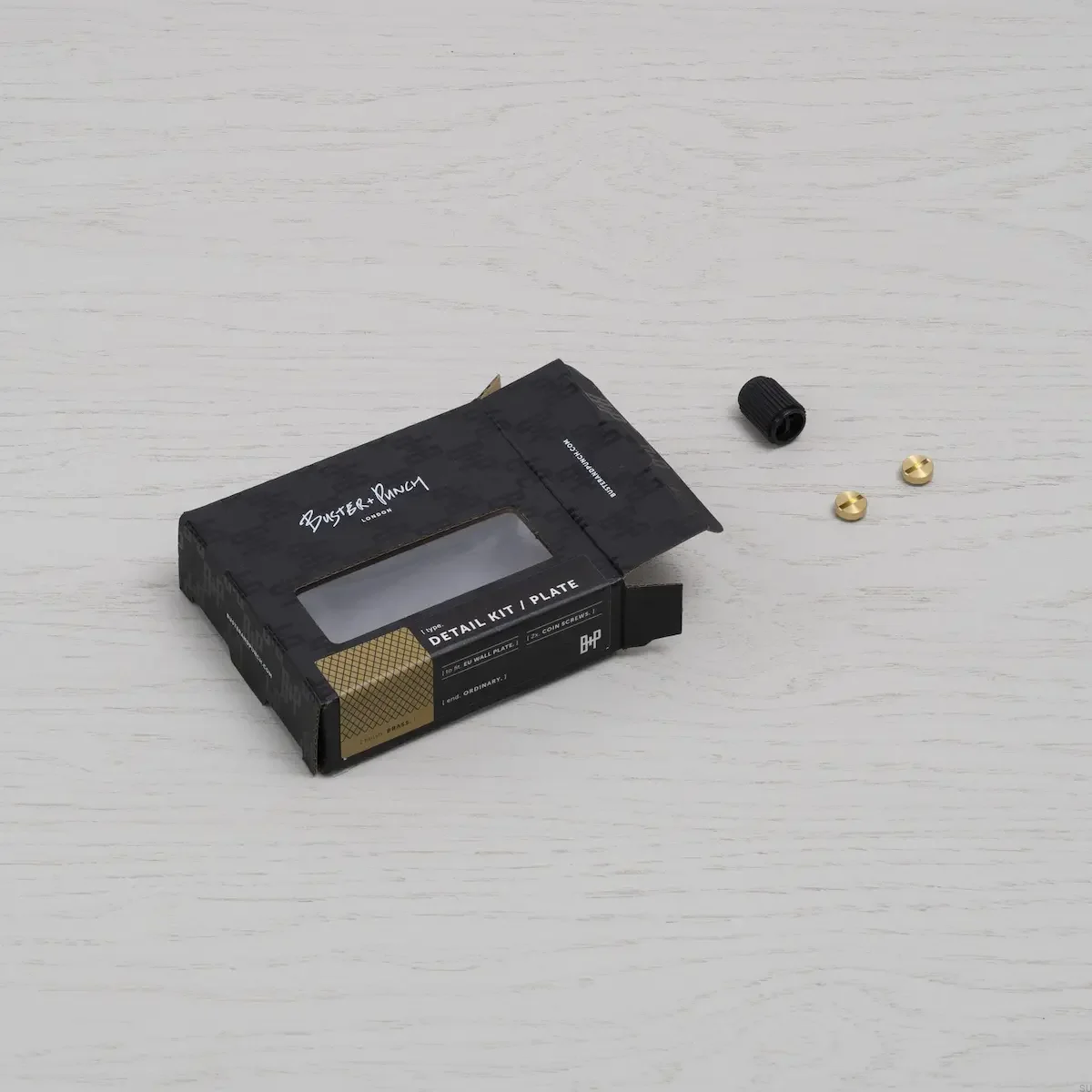 PDK-143748--Zestaw-dekoracyjny-do-ramki-Coin-Caps-Biały-2-szt-Buster-+-Punch-Skandynawskie-Uchwyty_2