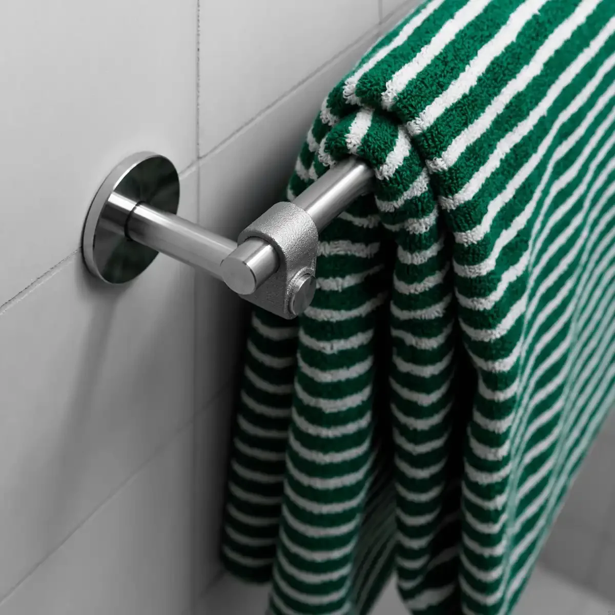 UTR-074269--Wieszak-na-ręczniki-Cast-Small-Srebrny-Buster-+-Punch-Skandynawskie-Uchwyty_3