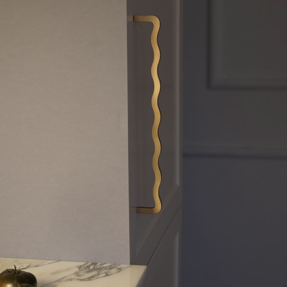 150_MSZ_L--Uchwyt-meblowy-podłużny-Fala-08-357-Mosiężny-Szczotkowany-Furnipart-Skandynawskie-Uchwyty_2