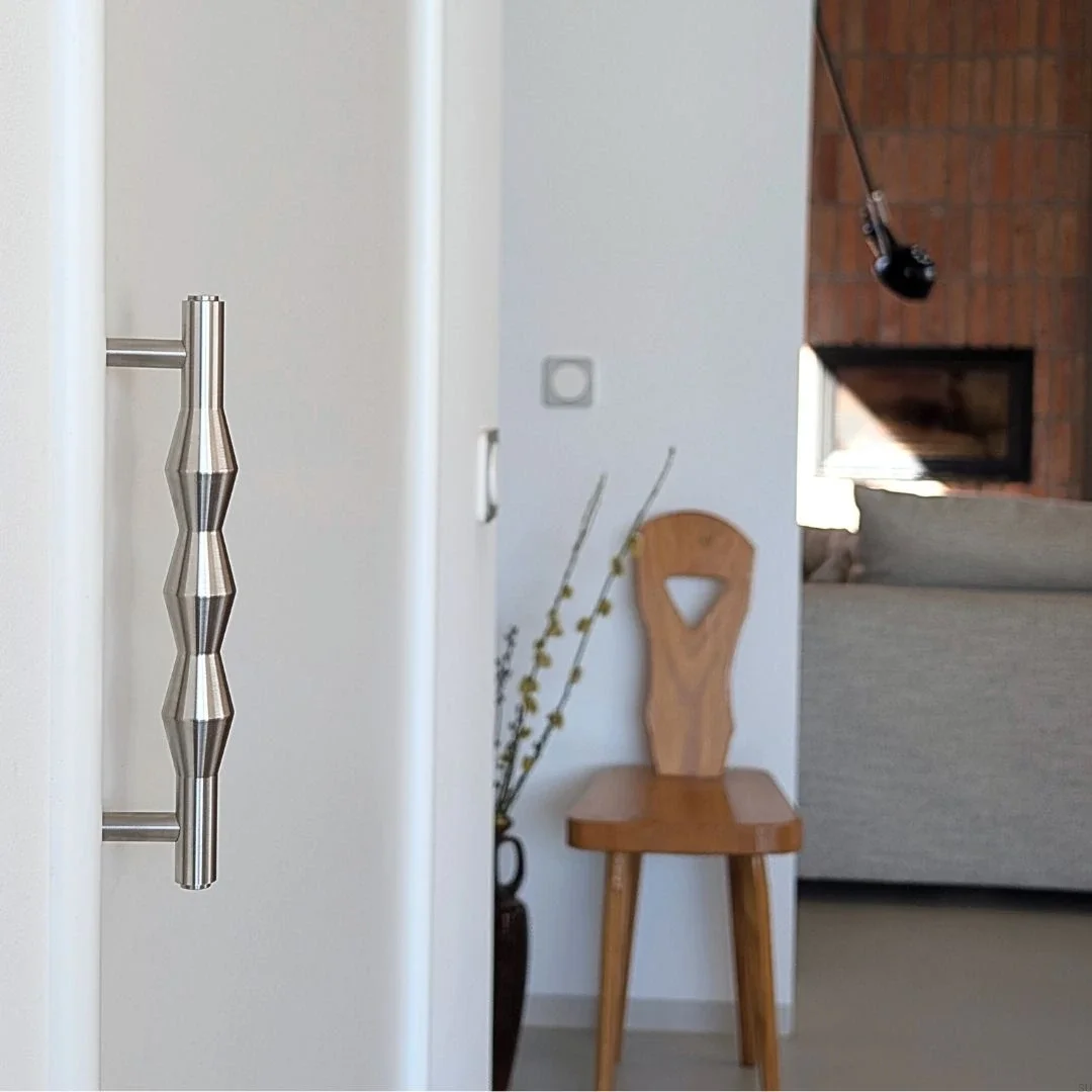 U.24.0.IN--Uchwyt-meblowy-podłużny-Vilde-160-Stalowy-Srebny-Szczotkowany-Open-and-Hide_Skandynawskie-Uchwyty_6