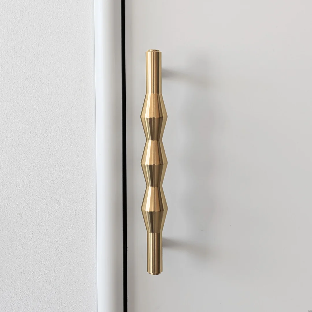 U.24.0--Uchwyt-meblowy-podłużny-Vilde-160-Mosiężny-Szczotkowany-Nielakierowany-Open-and-Hide_Skandynawskie-Uchwyty_4