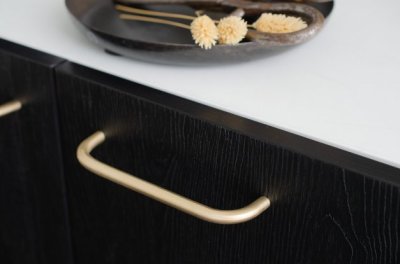 Uchwyt meblowy podłużny Grip 136 Mosieżny Szczotkowany