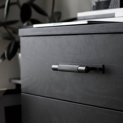 Uchwyt meblowy podłużny z podkładką Cross Plate 125 Stalowy Czarny