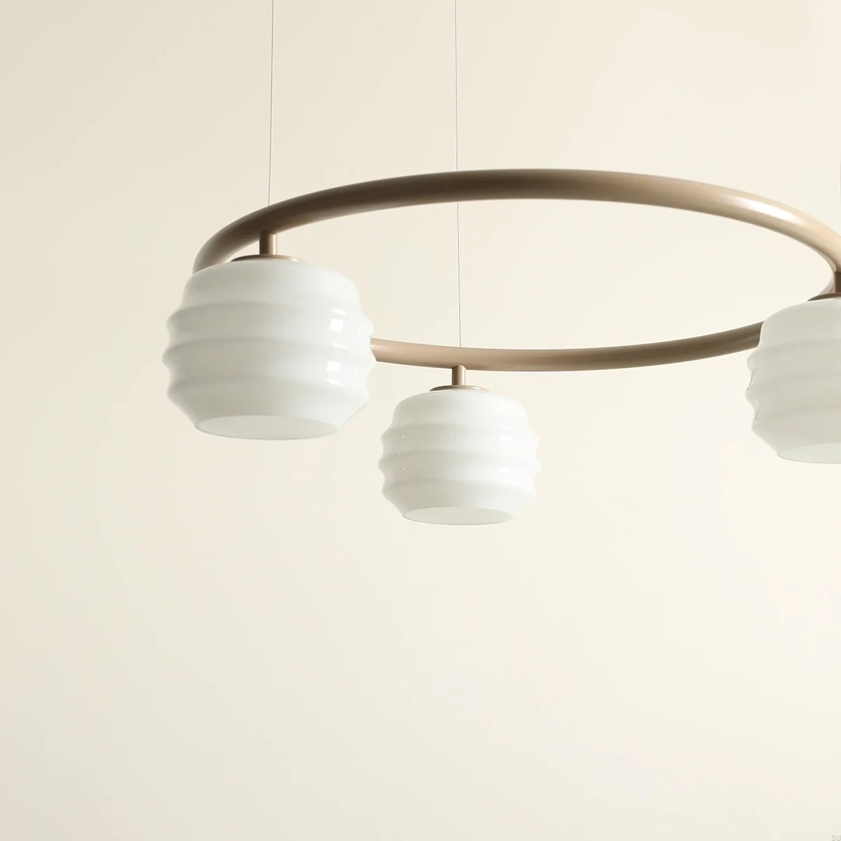 1159E17_R--Lampa-wisząca-Puff-3-Ring-Metalowa-Beżowa-z-Mlecznymi-Kloszami-Artera-Skandynawskie-Uchwyty