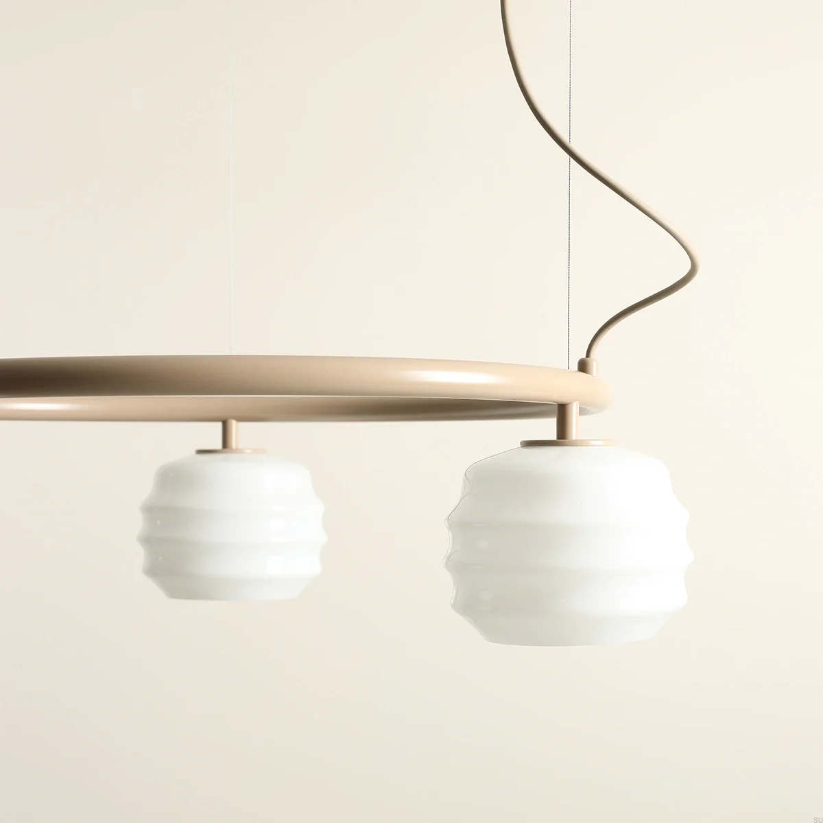 1159E17_R--Lampa-wisząca-Puff-3-Ring-Metalowa-Beżowa-z-Mlecznymi-Kloszami-Artera-Skandynawskie-Uchwyty