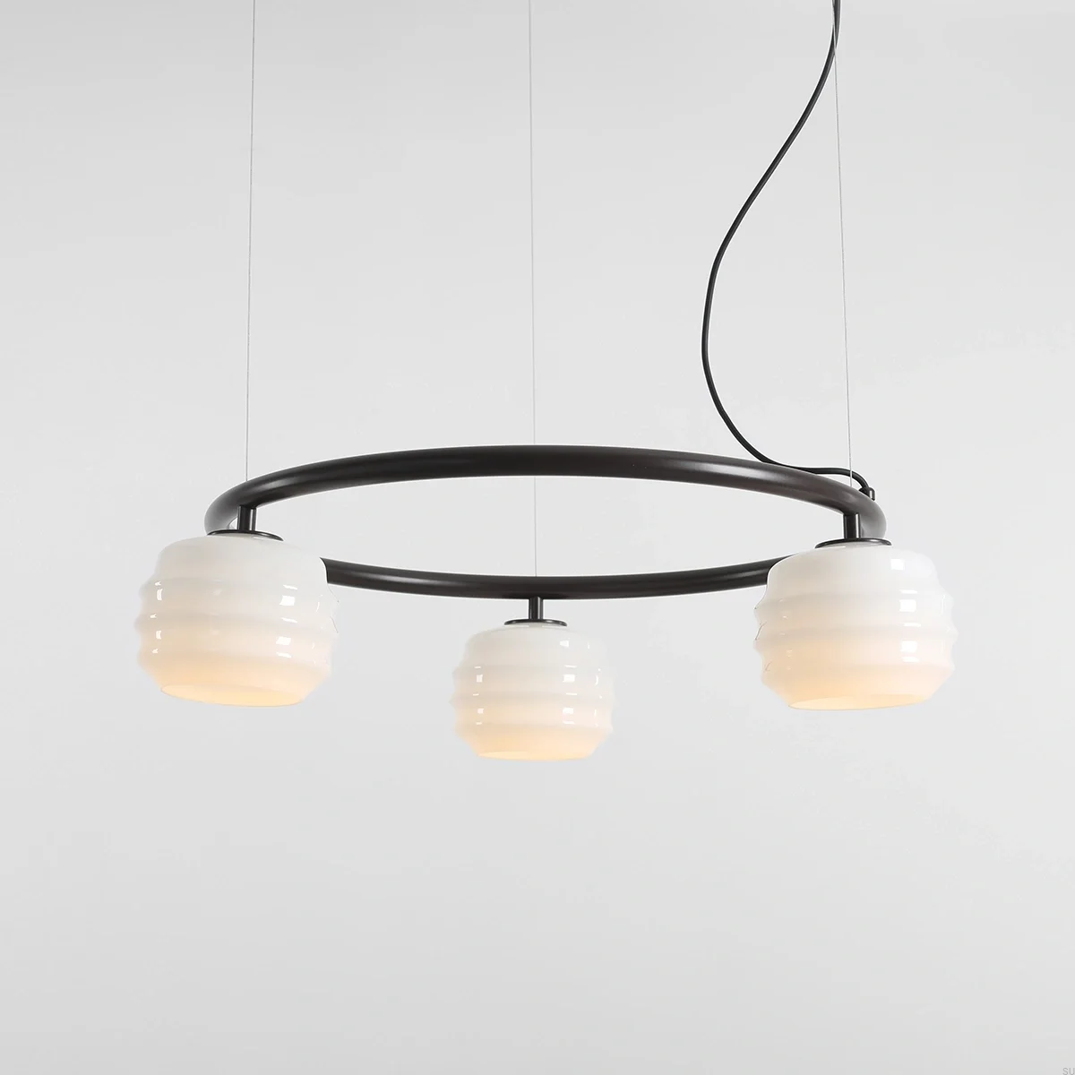 1159E28_R--Lampa-wisząca-Puff-3-Ring-Metalowa-Brązowa-z-Mlecznymi-Kloszami-Artera-Skandynawskie-Uchwyty