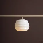 1159E_17--Lampa-wisząca-Puff-3-Metalowa-Beżowa-z-Mlecznymi-Kloszami-Artera-Skandynawskie-Uchwyty