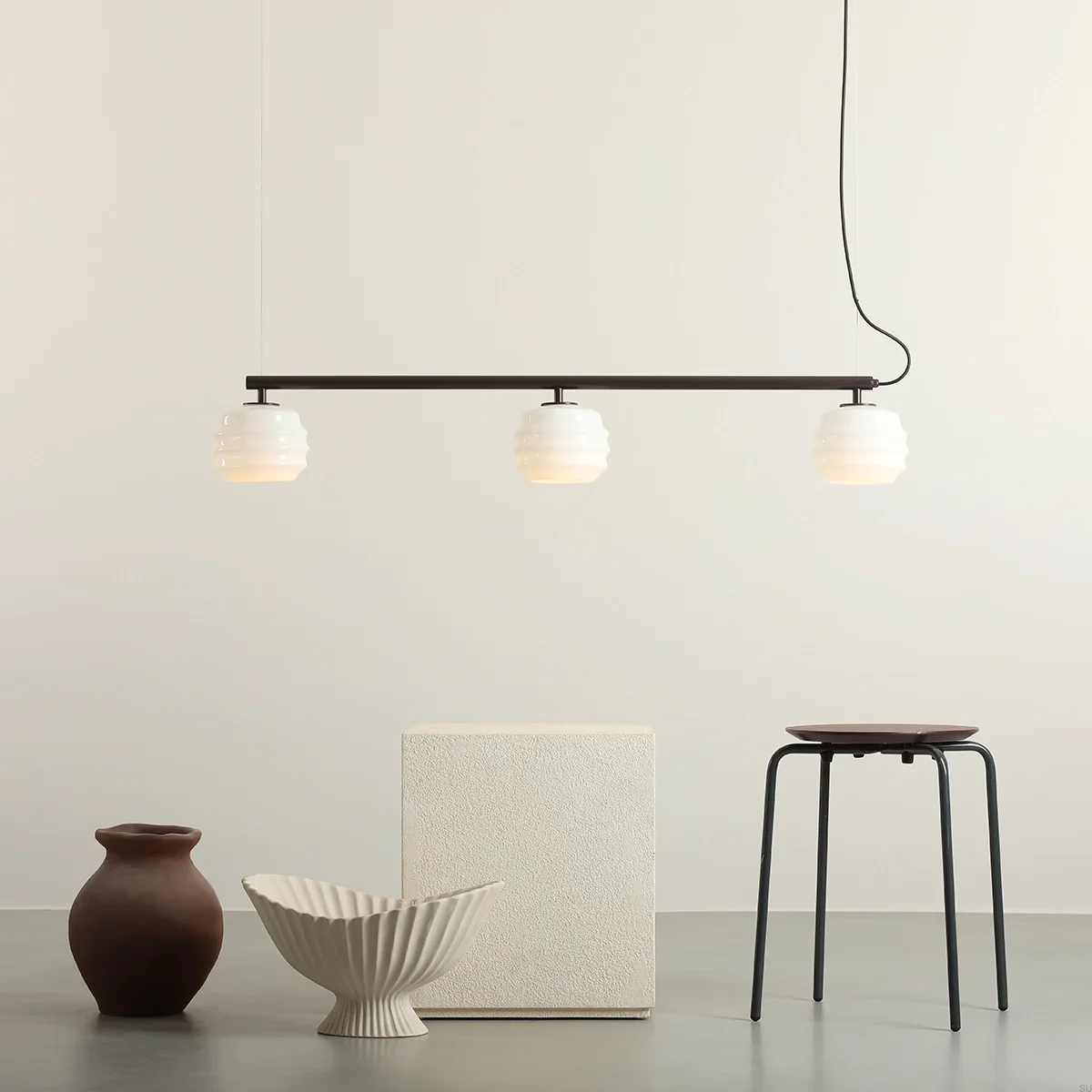 1159E_28--Lampa-wisząca-Puff-3-Metalowa-Brązowa-z-Mlecznymi-Kloszami-Artera-Skandynawskie-Uchwyty