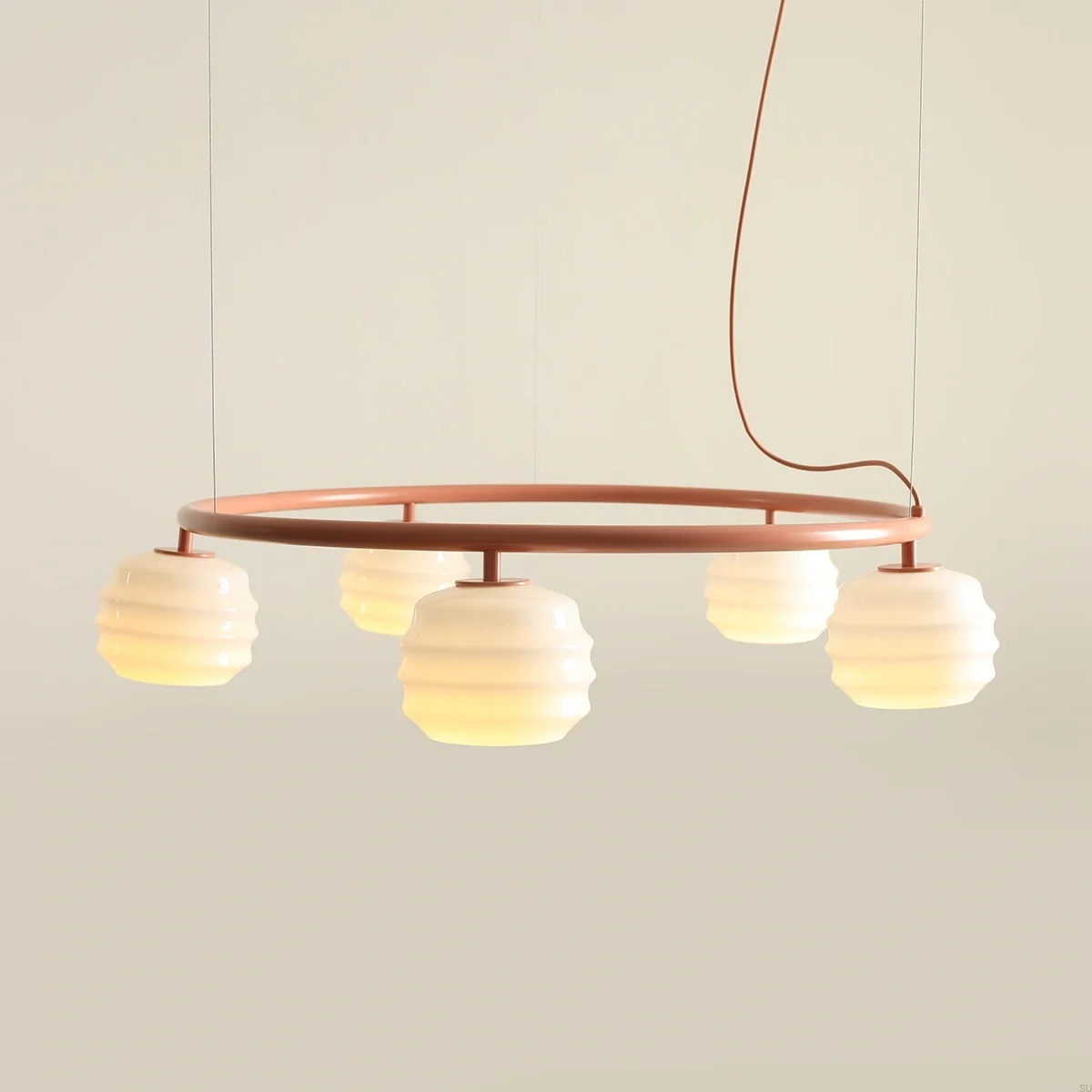 1159F11_R--Lampa-wisząca-Puff-5-Ring-Metalowa-Koralowa-z-Mlecznymi-Kloszami-Artera-Skandynawskie-Uchwyty