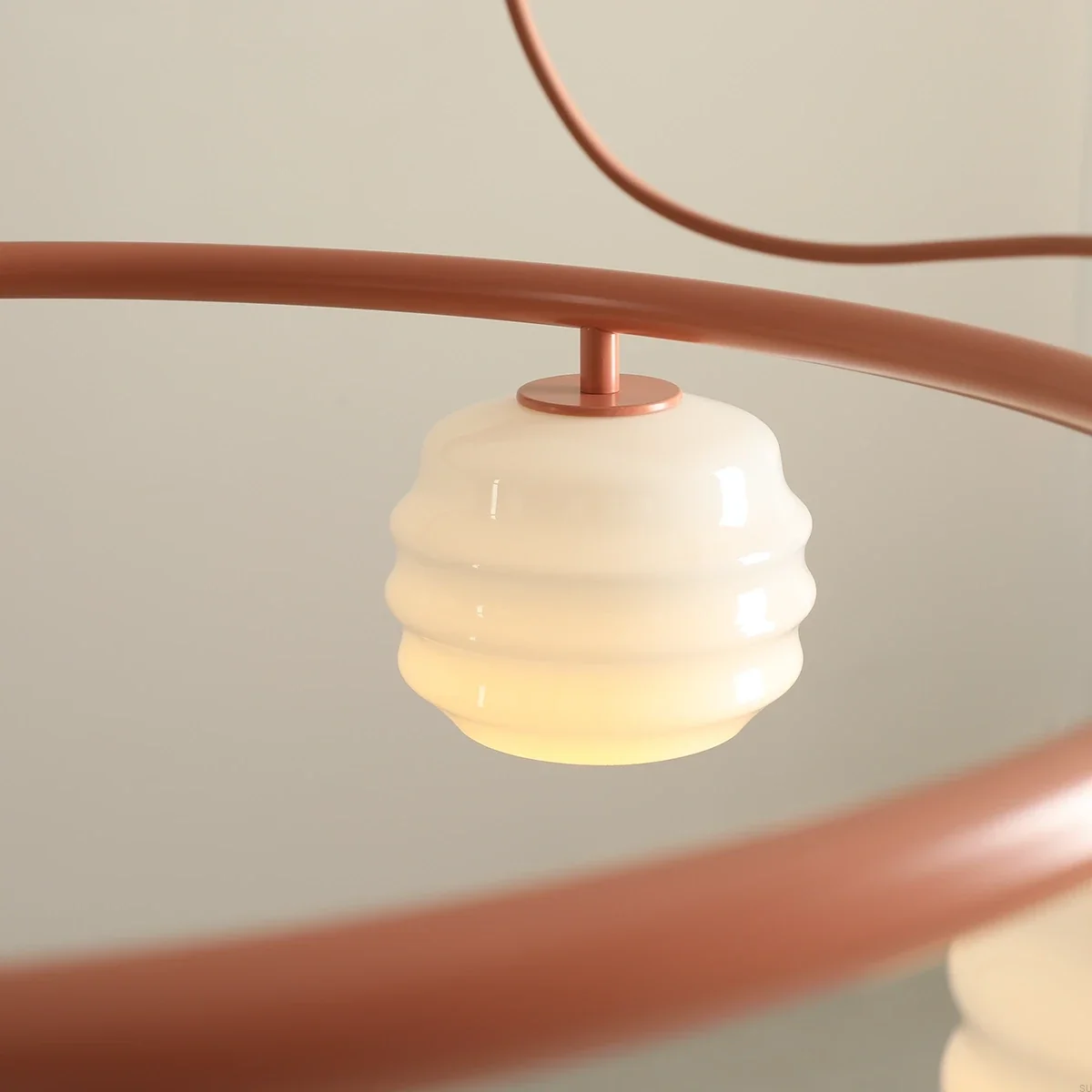 1159F11_R--Lampa-wisząca-Puff-5-Ring-Metalowa-Koralowa-z-Mlecznymi-Kloszami-Artera-Skandynawskie-Uchwyty