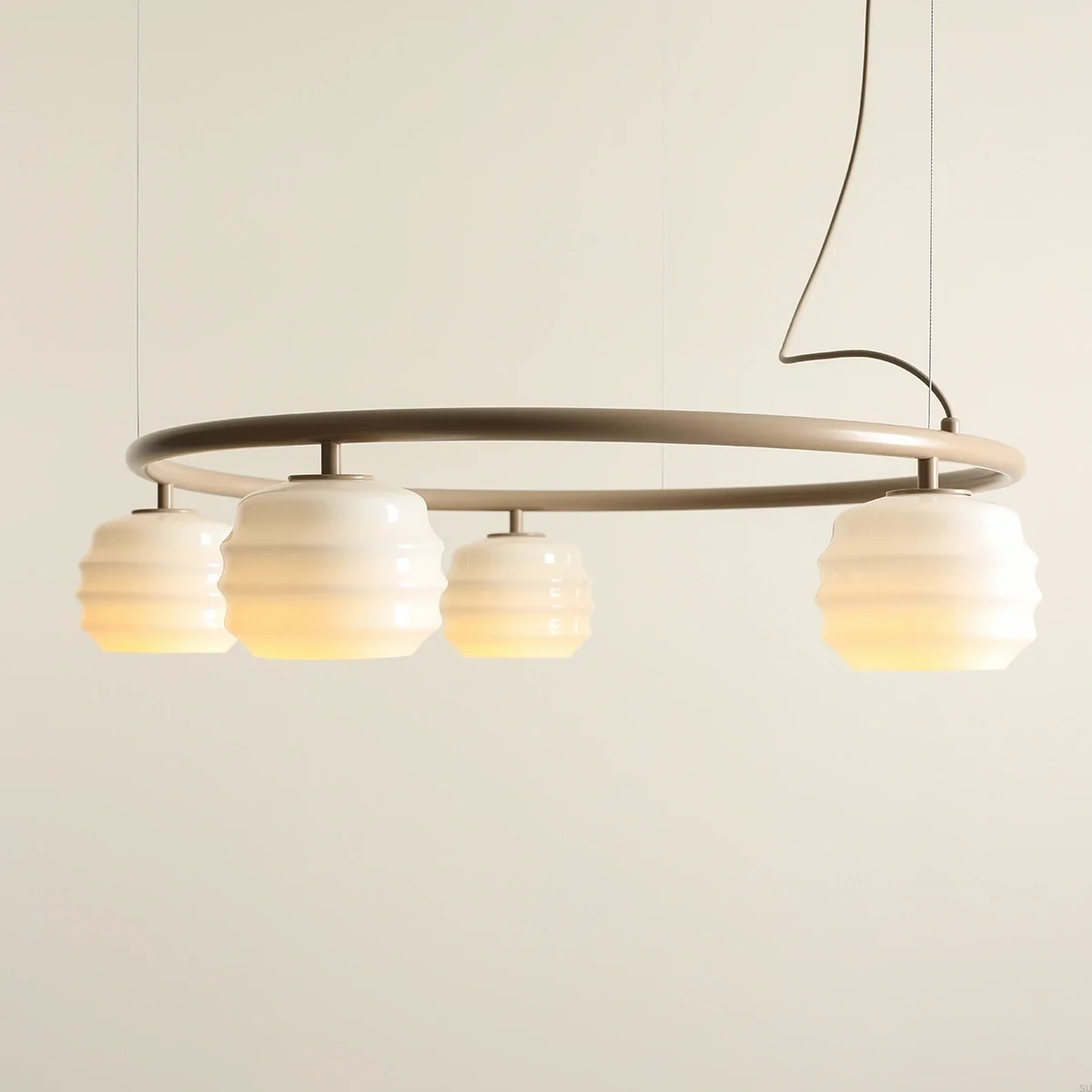 1159F17_R--Lampa-wisząca-Puff-5-Ring-Metalowa-Beżowa-z-Mlecznymi-Kloszami-Artera-Skandynawskie-Uchwyty