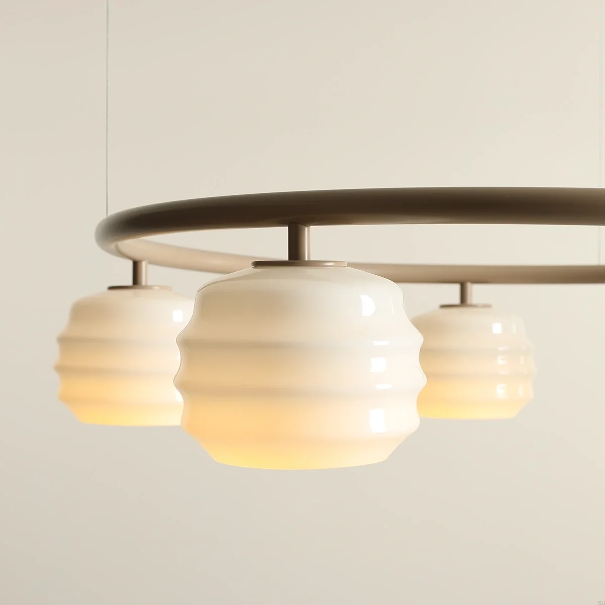 1159F17_R--Lampa-wisząca-Puff-5-Ring-Metalowa-Beżowa-z-Mlecznymi-Kloszami-Artera-Skandynawskie-Uchwyty