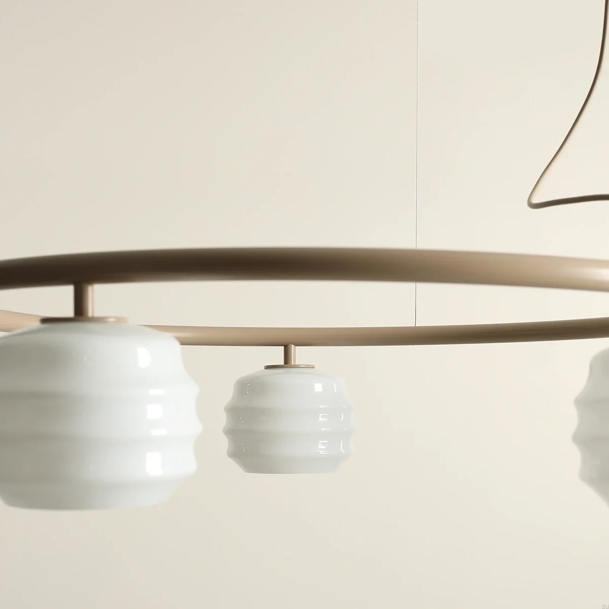 1159F17_R--Lampa-wisząca-Puff-5-Ring-Metalowa-Beżowa-z-Mlecznymi-Kloszami-Artera-Skandynawskie-Uchwyty