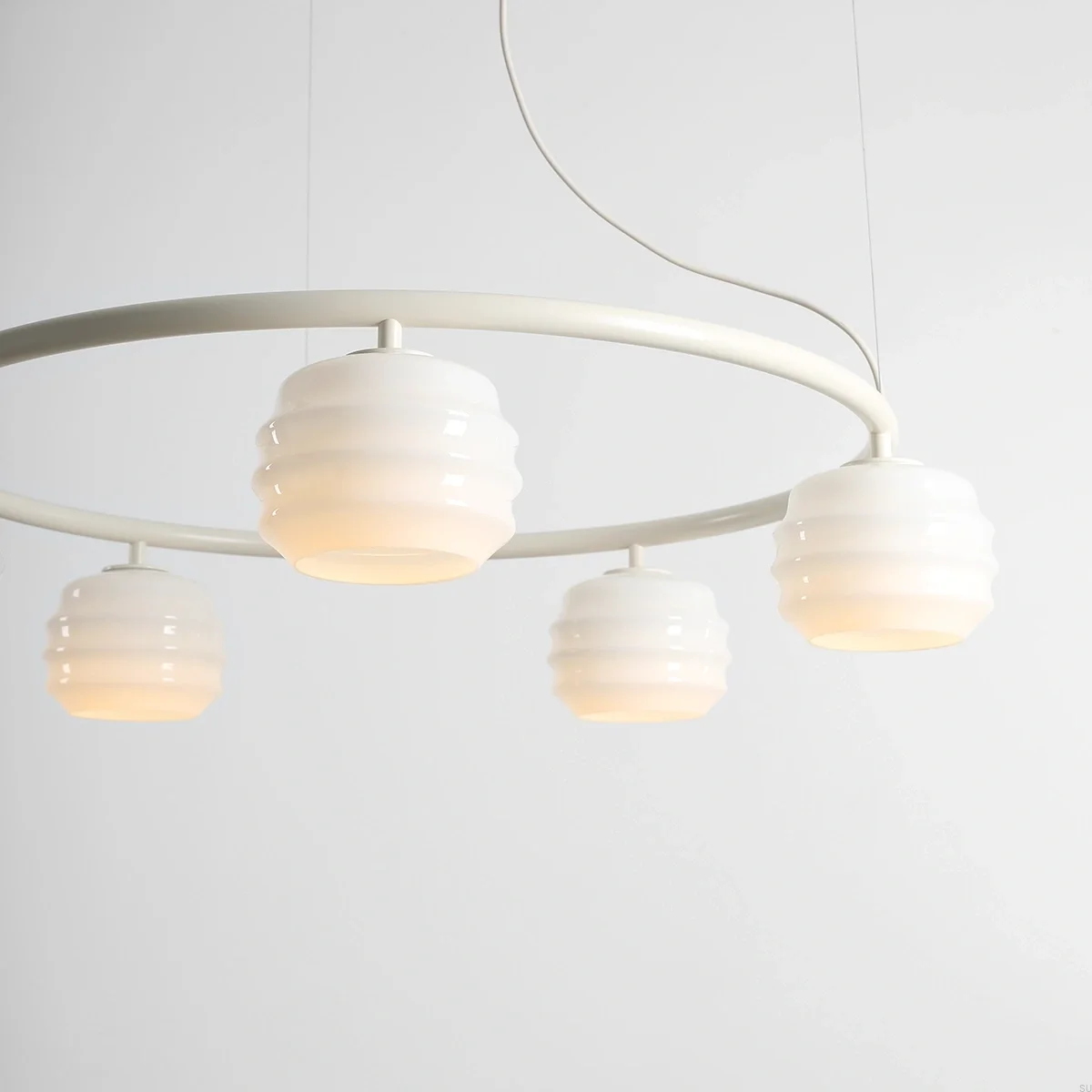 1159F20_R--Lampa-wisząca-Puff-5-Ring-Metalowa-Kremowa-z-Mlecznymi-Kloszami-Artera-Skandynawskie-Uchwyty