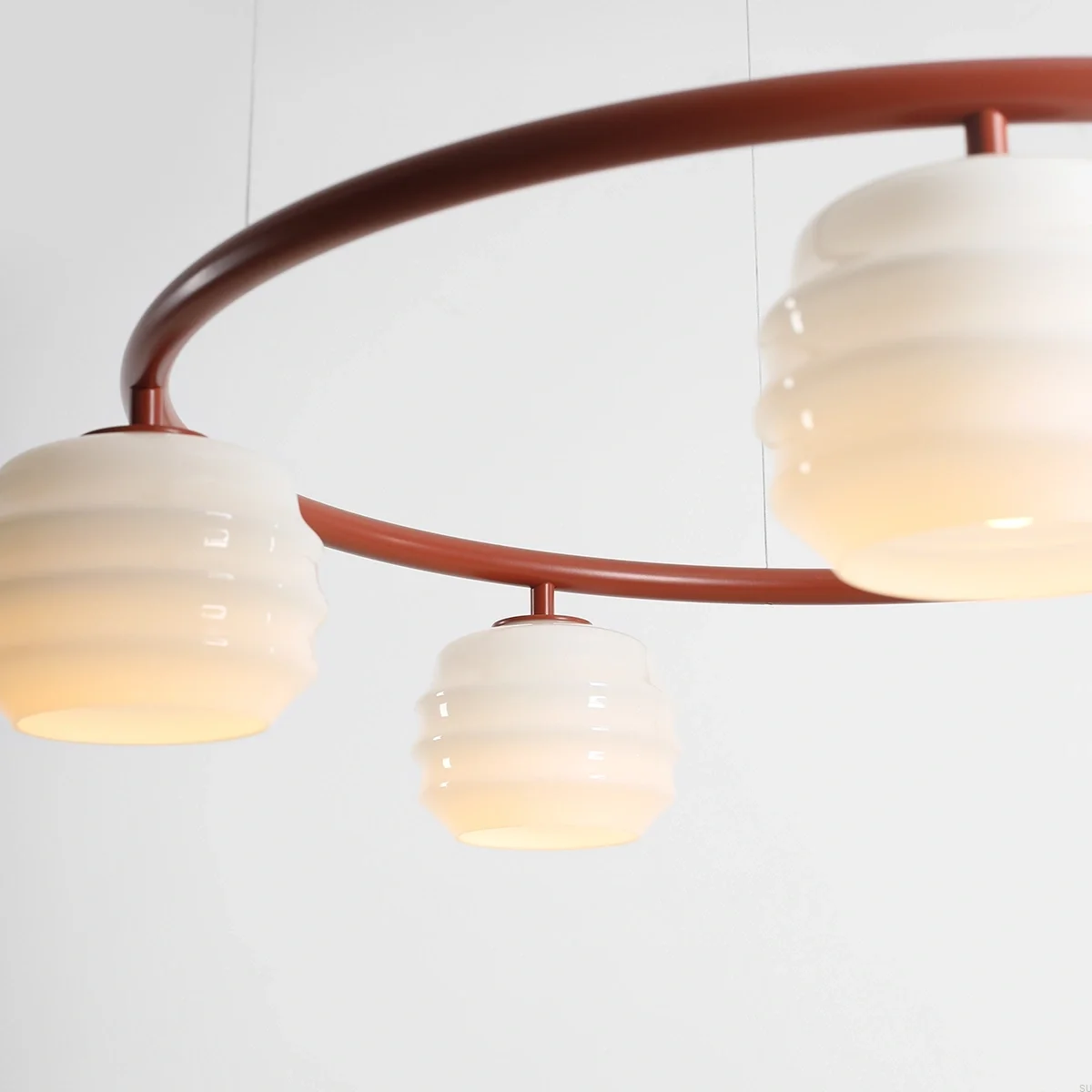1159F24_R--Lampa-wisząca-Puff-5-Ring-Metalowa-Terakotowa-z-Mlecznymi-Kloszami-Artera-Skandynawskie-Uchwyty