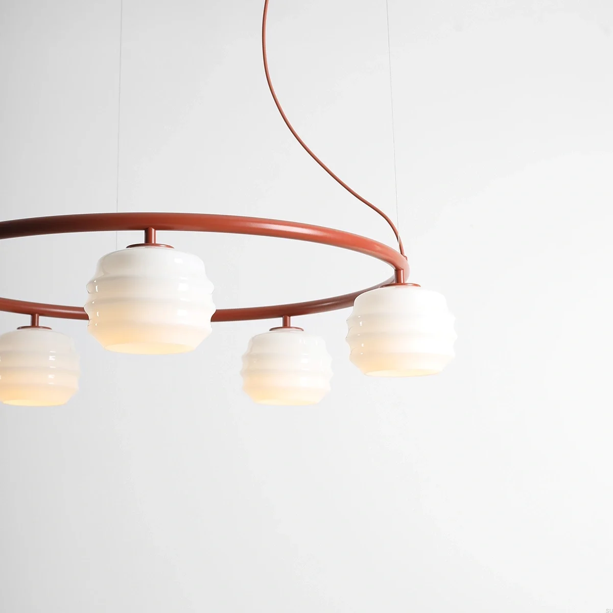 1159F24_R--Lampa-wisząca-Puff-5-Ring-Metalowa-Terakotowa-z-Mlecznymi-Kloszami-Artera-Skandynawskie-Uchwyty