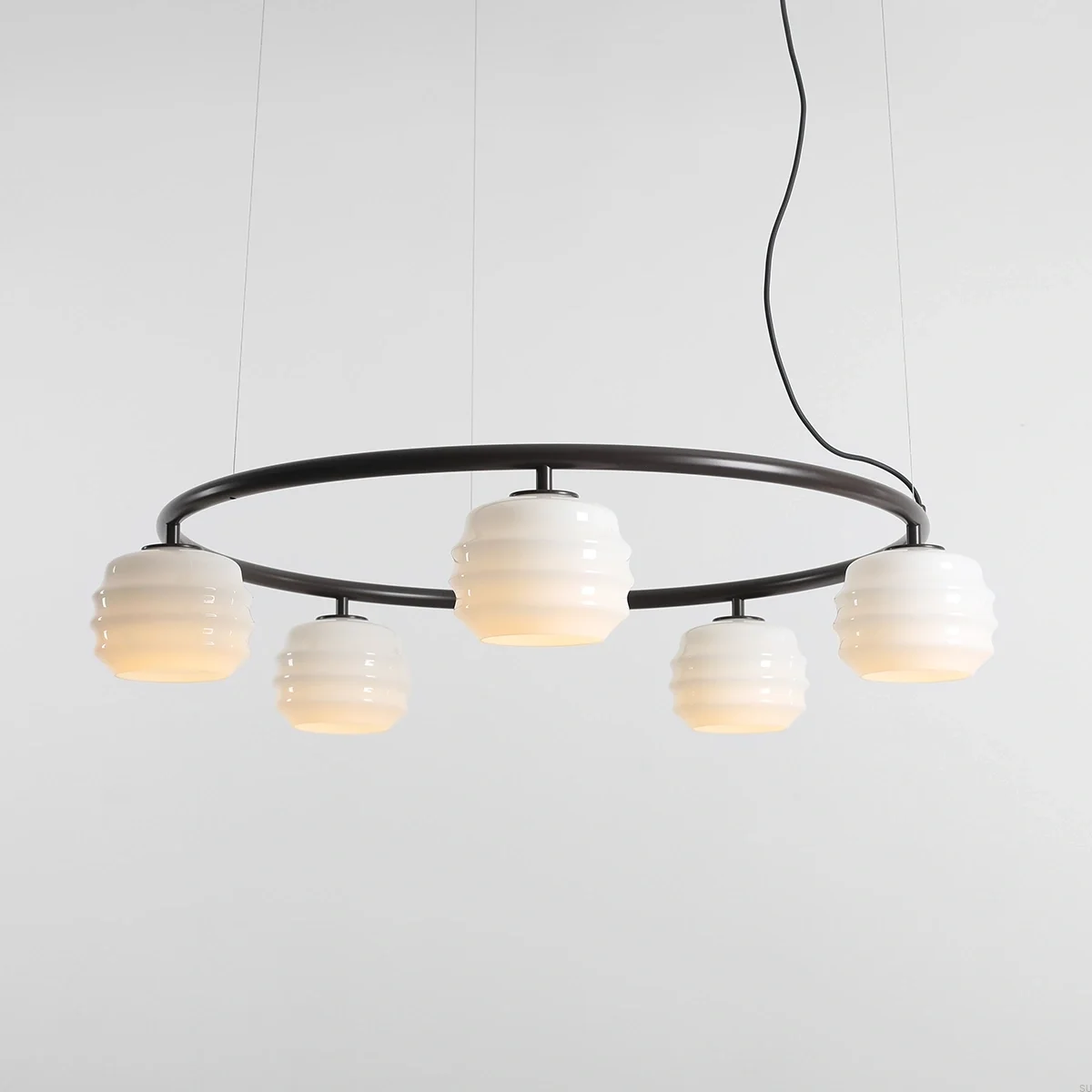 1159F28_R--Lampa-wisząca-Puff-5-Ring-Metalowa-Brązowa-z-Mlecznymi-Kloszami-Artera-Skandynawskie-Uchwyty