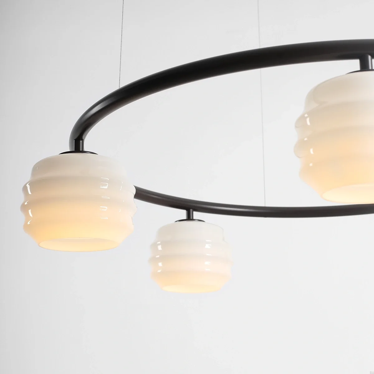 1159F28_R--Lampa-wisząca-Puff-5-Ring-Metalowa-Brązowa-z-Mlecznymi-Kloszami-Artera-Skandynawskie-Uchwyty