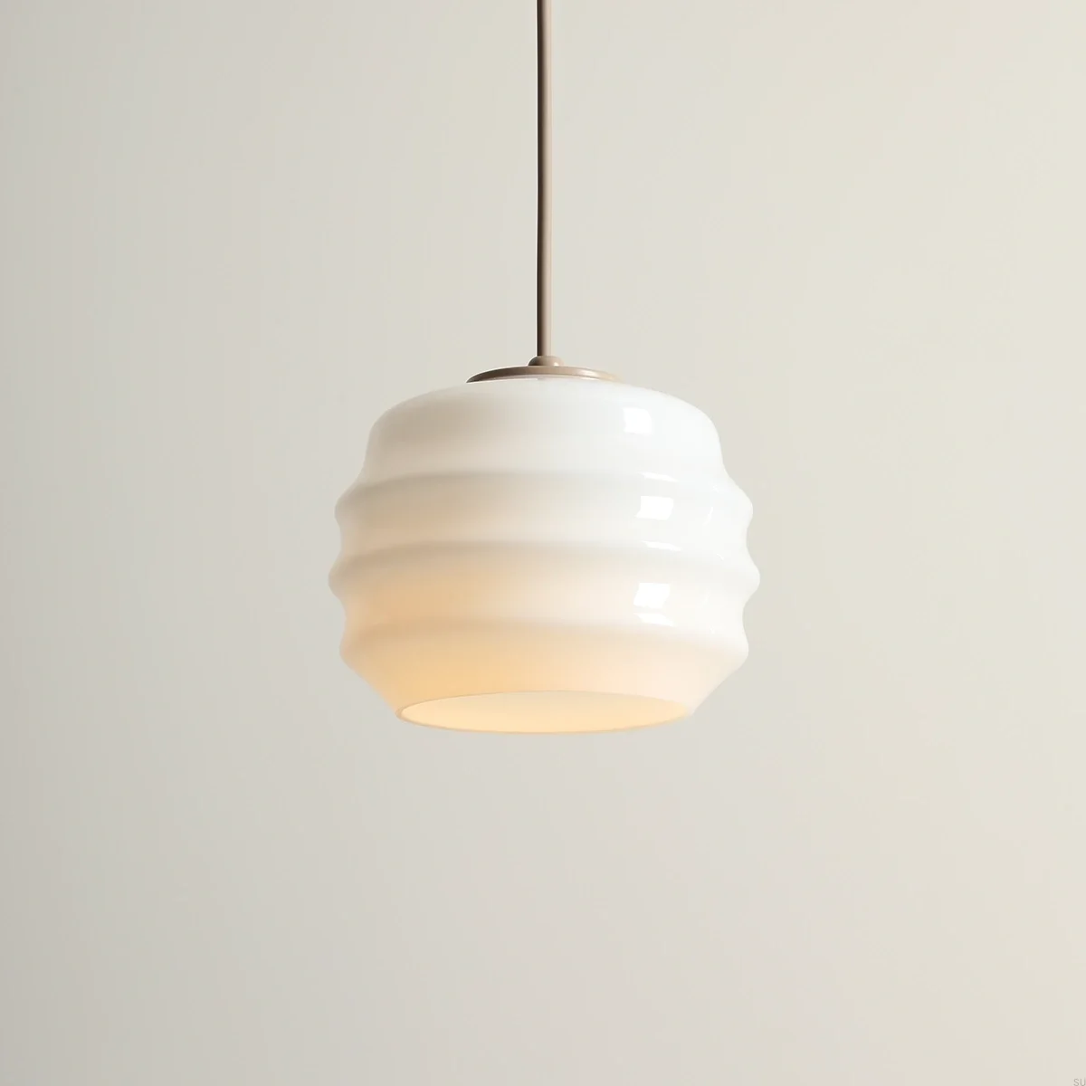 1159G17--Lampa-wisząca-Puff-Metalowa-Beżowa-z-Mlecznym-Kloszem-Artera-Skandynawskie-Uchwyty