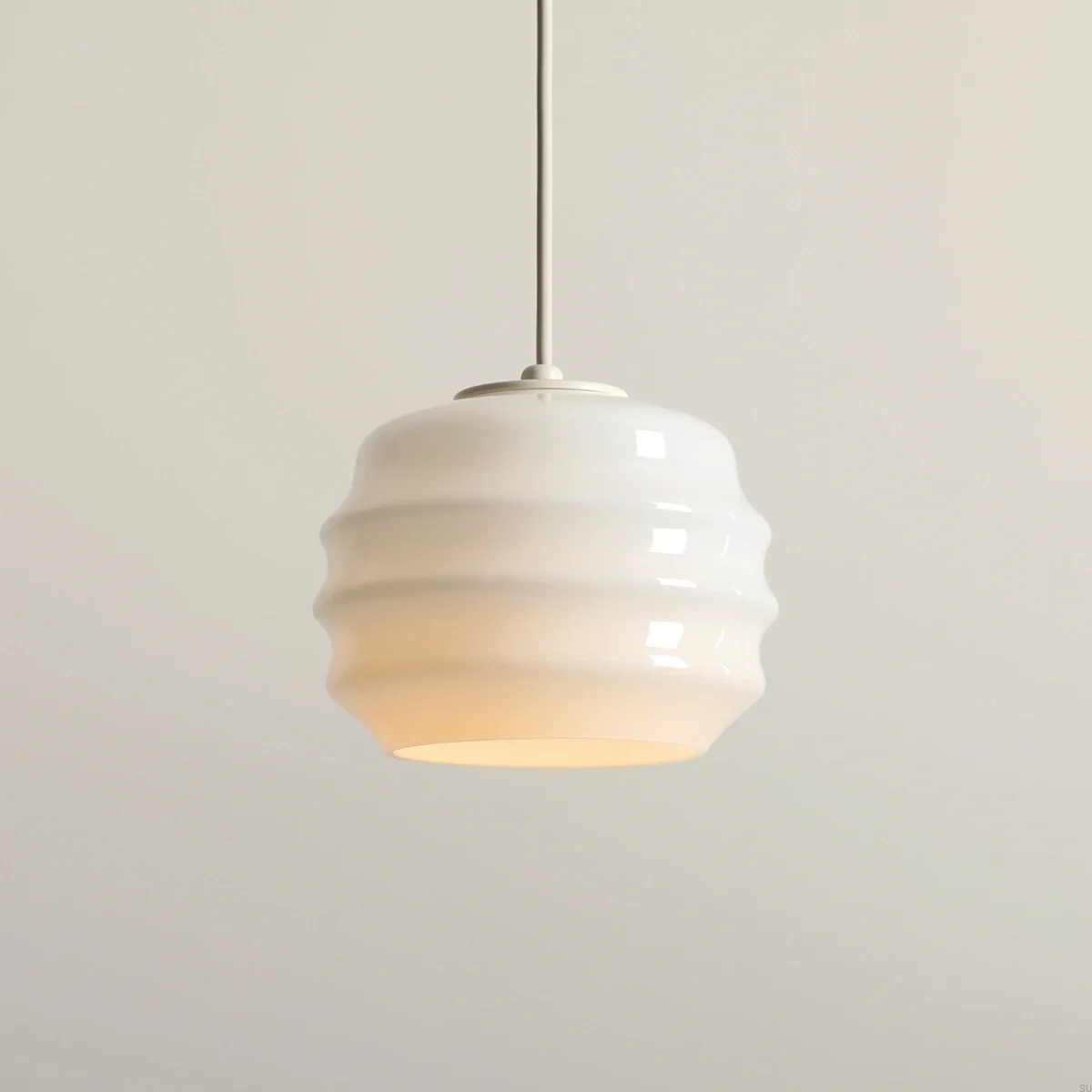 1159G20--Lampa-wisząca-Puff-Metalowa-Kremowa-z-Mlecznym-Kloszem-Artera-Skandynawskie-Uchwyty