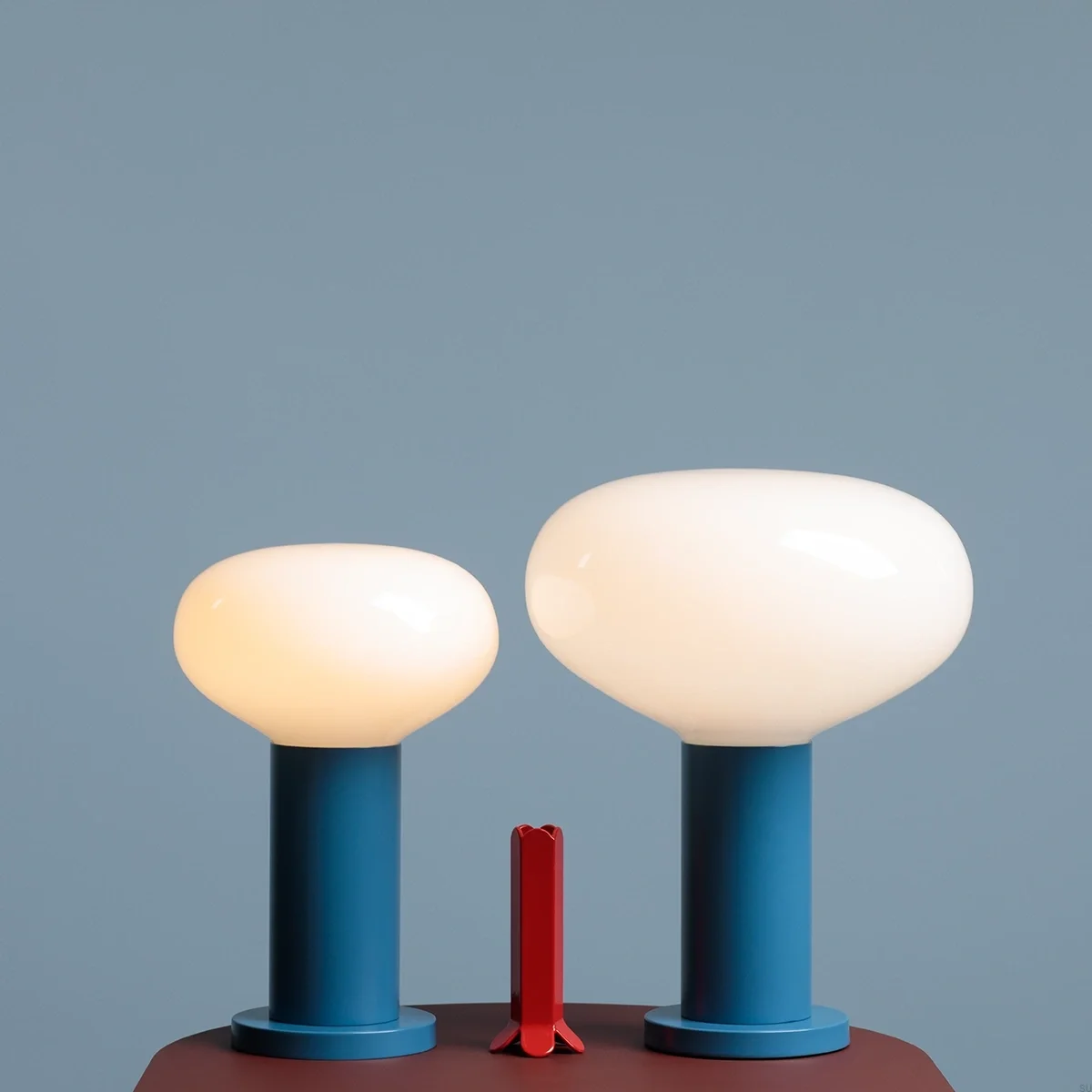 7000B31_M--Lampka-biurkowa-Flo-M-Metalowa-Niebieska-Artera-Skandynawskie-Uchwyty