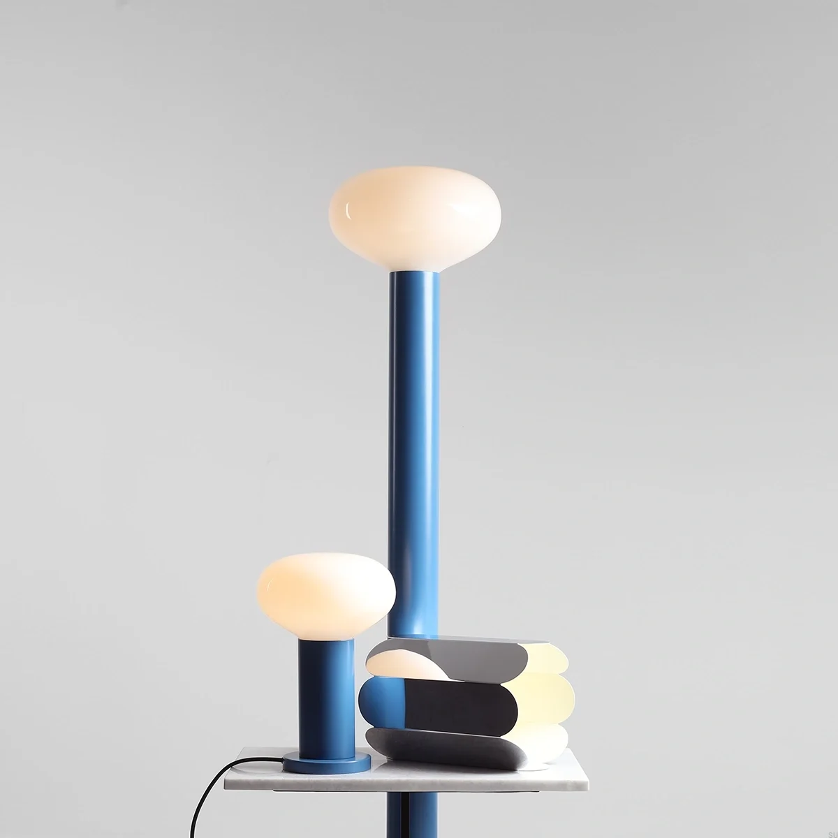 7000B31_S--Lampka-biurkowa-Flo-S-Metalowa-Niebieska-Artera-Skandynawskie-Uchwyty