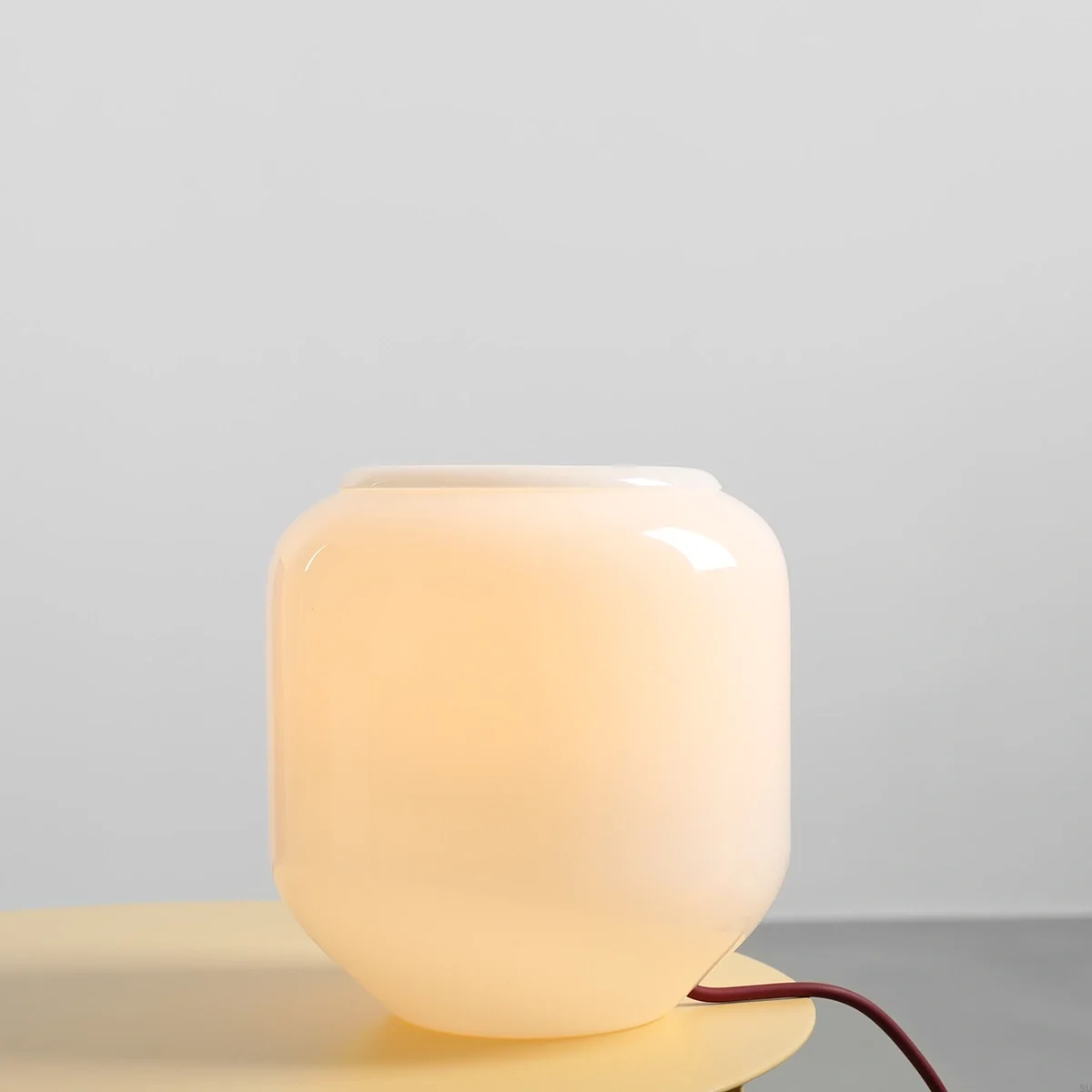 8500B15_S--Lampka-stołowa-Flask-S-Szklana-Mleczna-z-Wiśniowym-Przewodem-Artera-Skandynawskie-Uchwyty