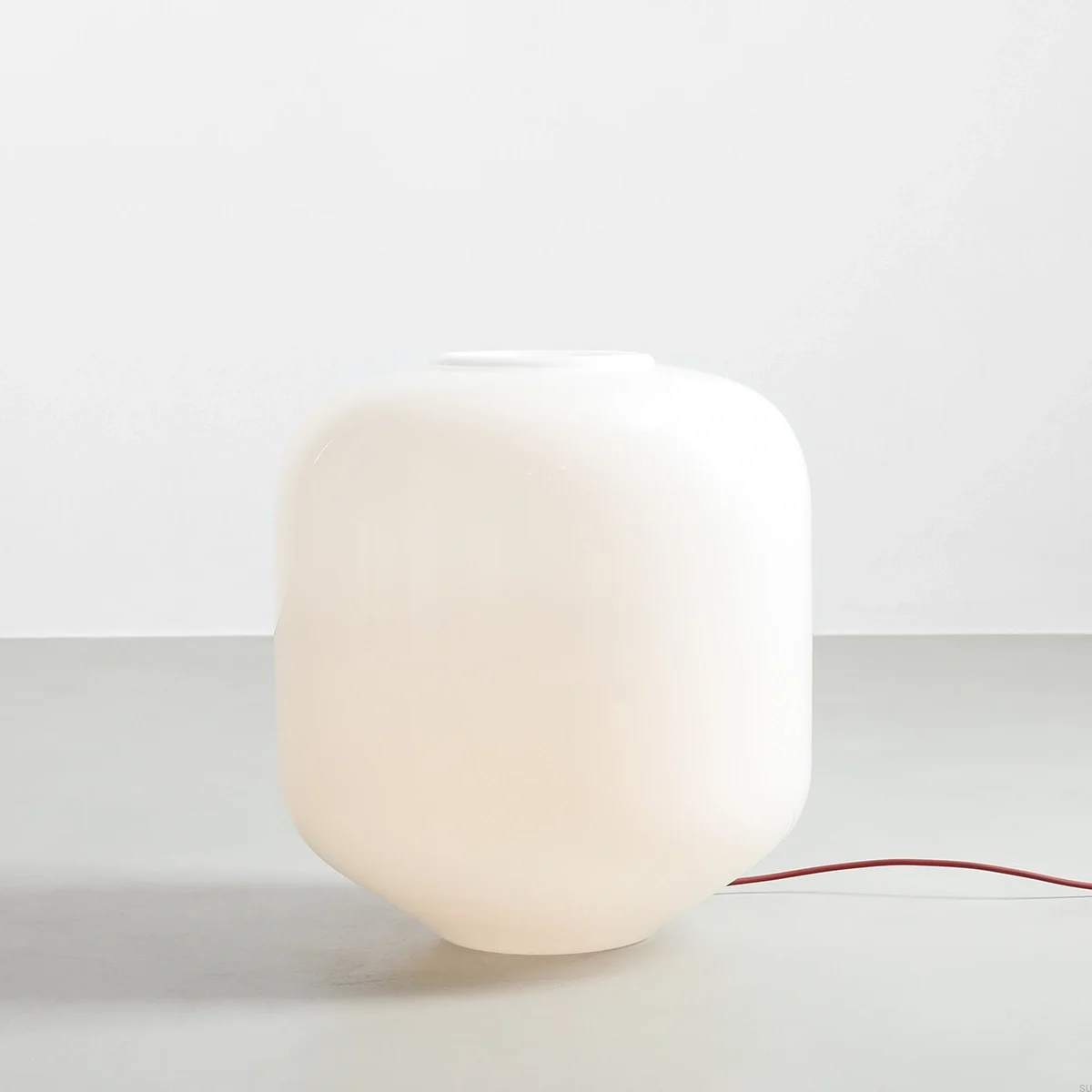8500B15_XL--Lampa-podłogowa-Flask-XL-Szklana-Mleczna-z-Wiśniowym-Przewodem-Artera-Skandynawskie-Uchwyty
