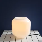 8500B1_S--Lampka-stołowa-Flask-S-Szklana-Mleczna-z-Fioletowym-Przewodem-Artera-Skandynawskie-Uchwyty