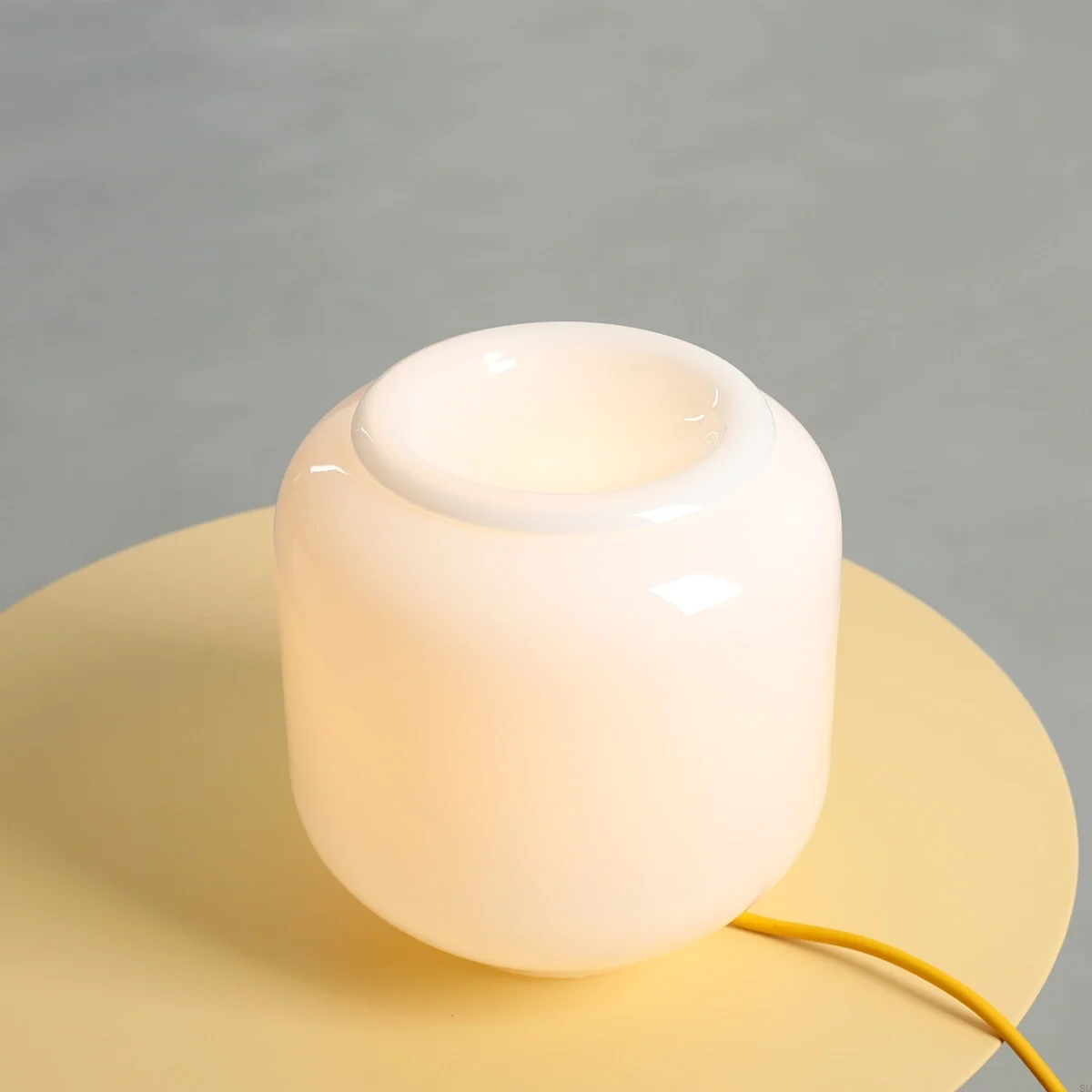 8500B21_S--Lampka-stołowa-Flask-S-Szklana-Mleczna-z-Żółtym-Przewodem-Artera-Skandynawskie-Uchwyty