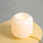 8500B21_S--Lampka-stołowa-Flask-S-Szklana-Mleczna-z-Żółtym-Przewodem-Artera-Skandynawskie-Uchwyty