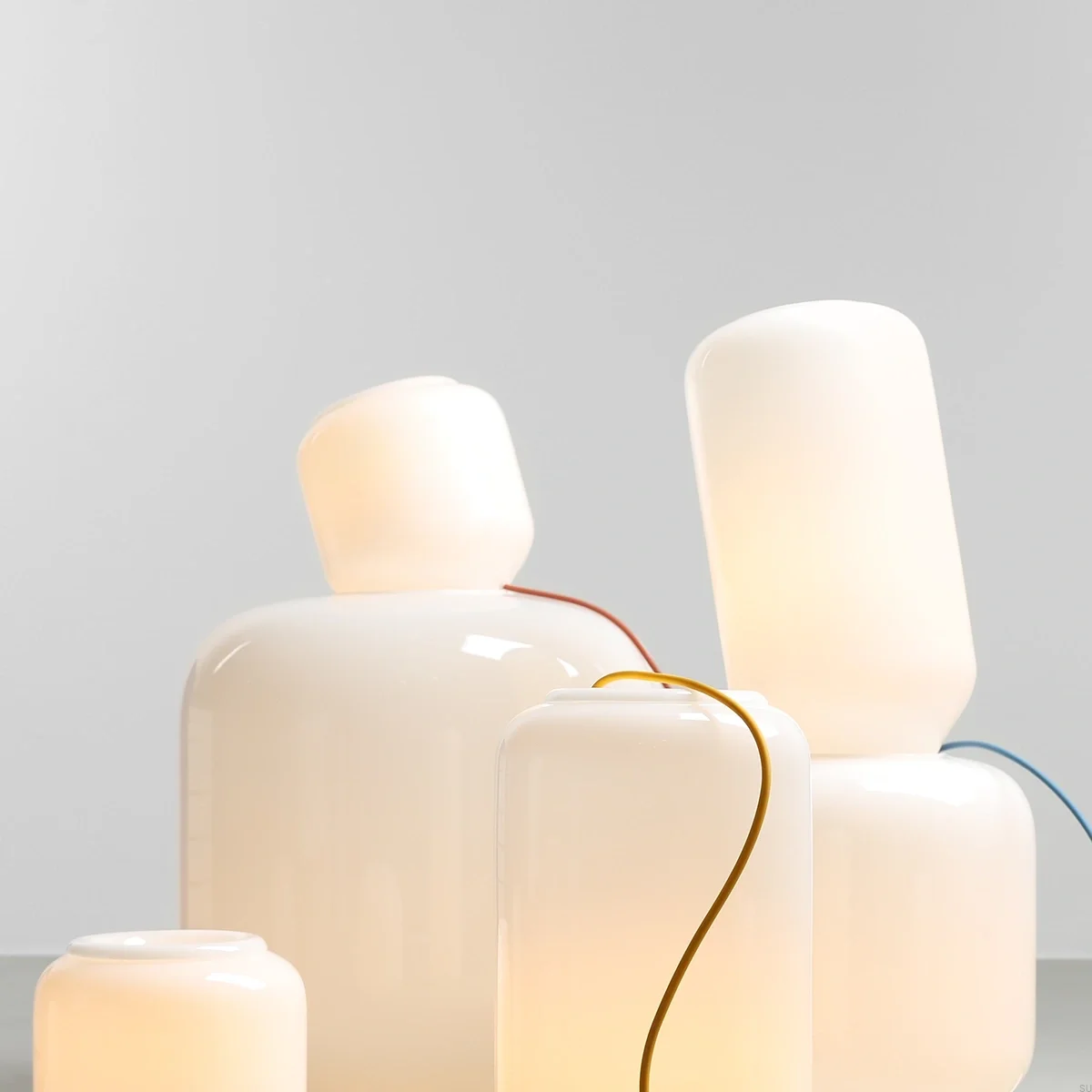 8500B21_S--Lampka-stołowa-Flask-S-Szklana-Mleczna-z-Żółtym-Przewodem-Artera-Skandynawskie-Uchwyty