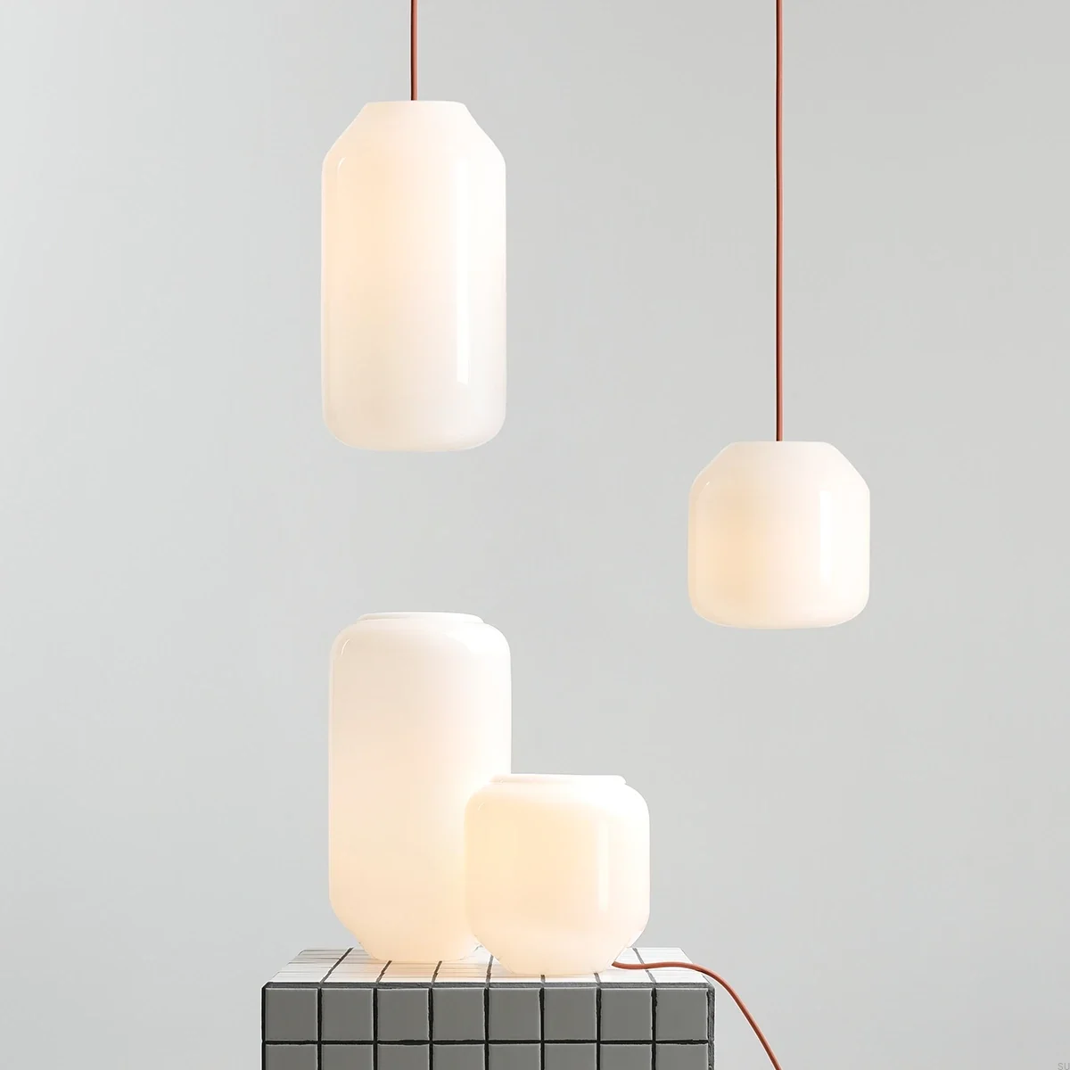 8500B24_M--Lampka-stołowa-Flask-M-Szklana-Mleczna-z-Terakotowym-Przewodem-Artera-Skandynawskie-Uchwyty