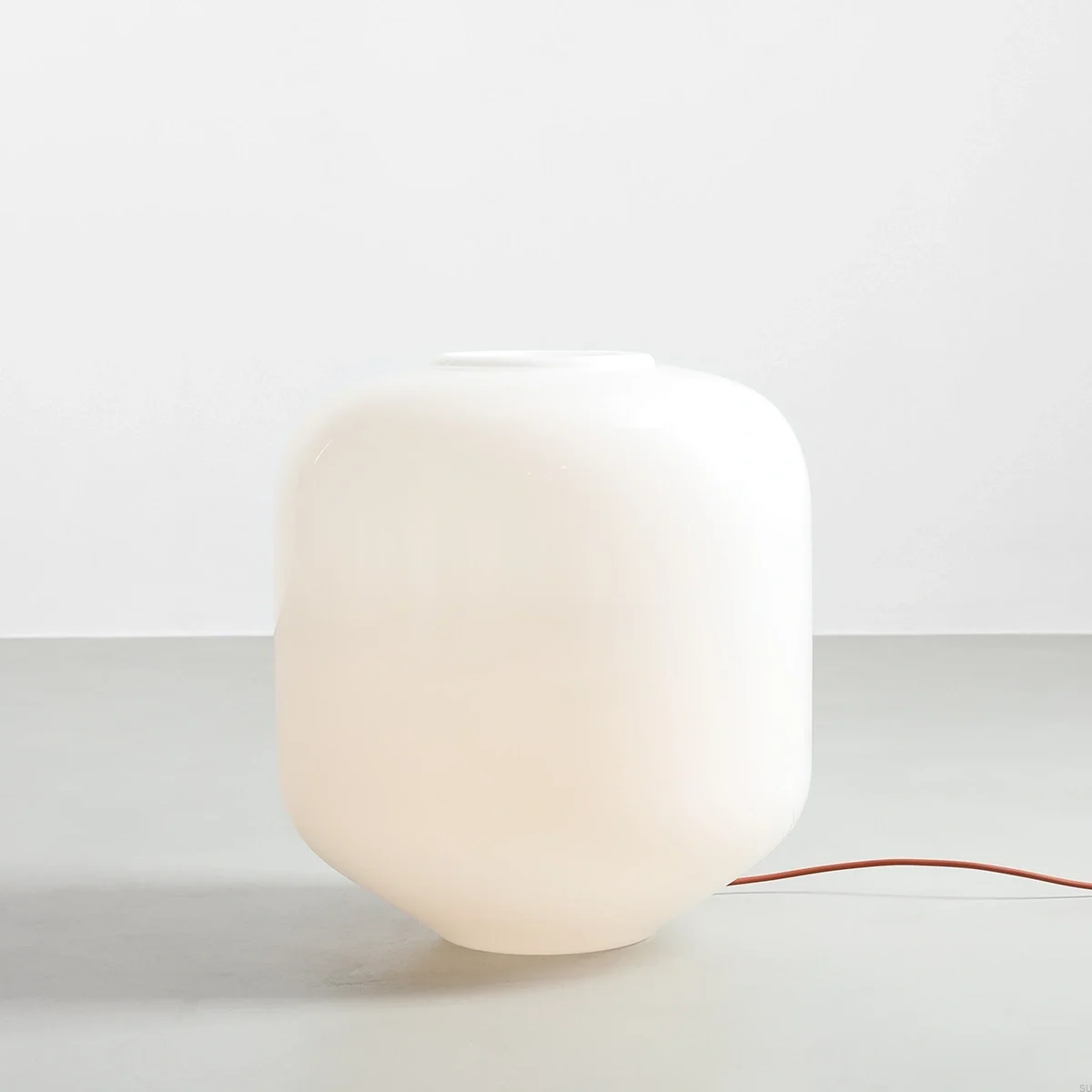 8500B24_XL--Lampa-podłogowa-Flask-XL-Szklana-Mleczna-z-Terakotowym-Przewodem-Artera-Skandynawskie-Uchwyty