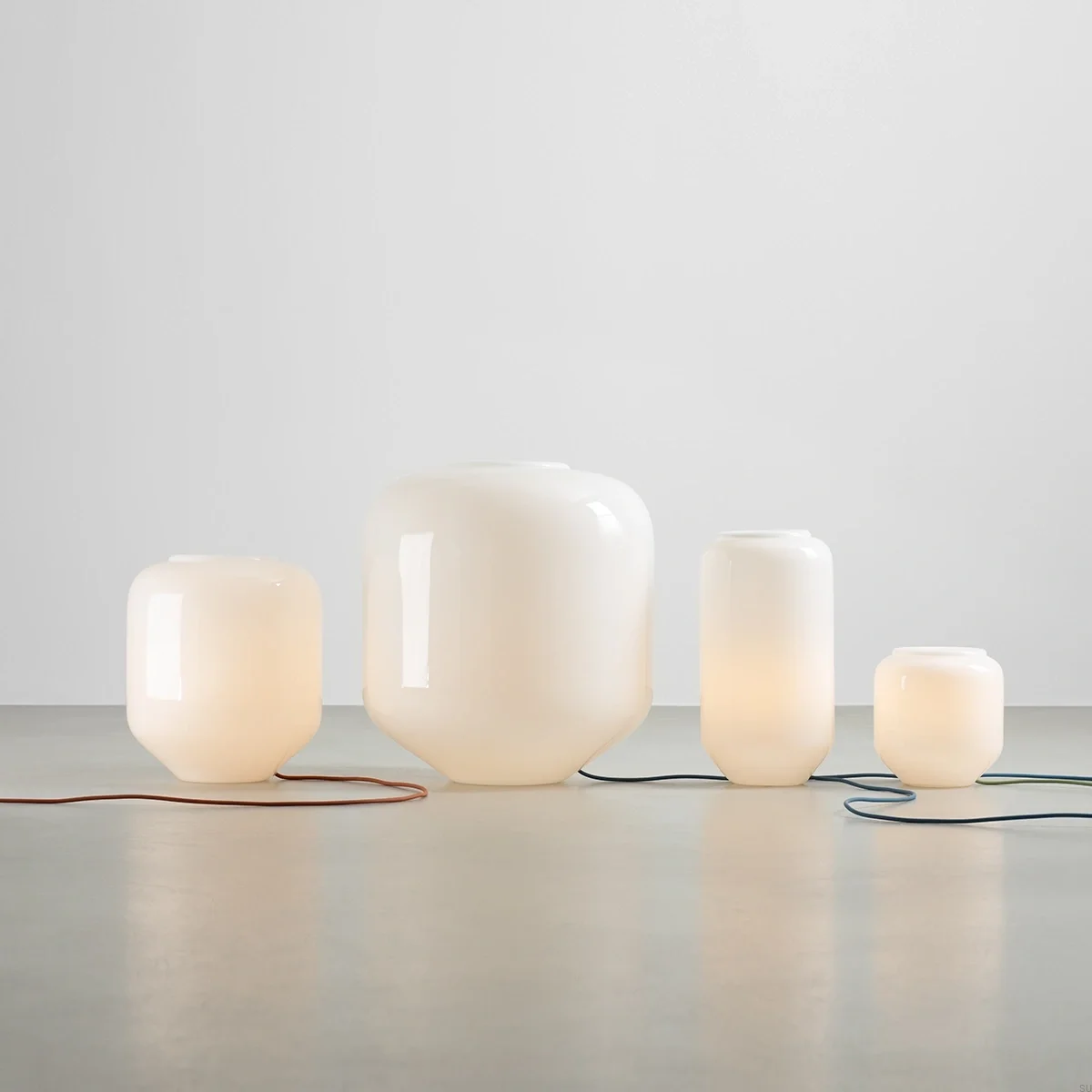 8500B24_XL--Lampa-podłogowa-Flask-XL-Szklana-Mleczna-z-Terakotowym-Przewodem-Artera-Skandynawskie-Uchwyty