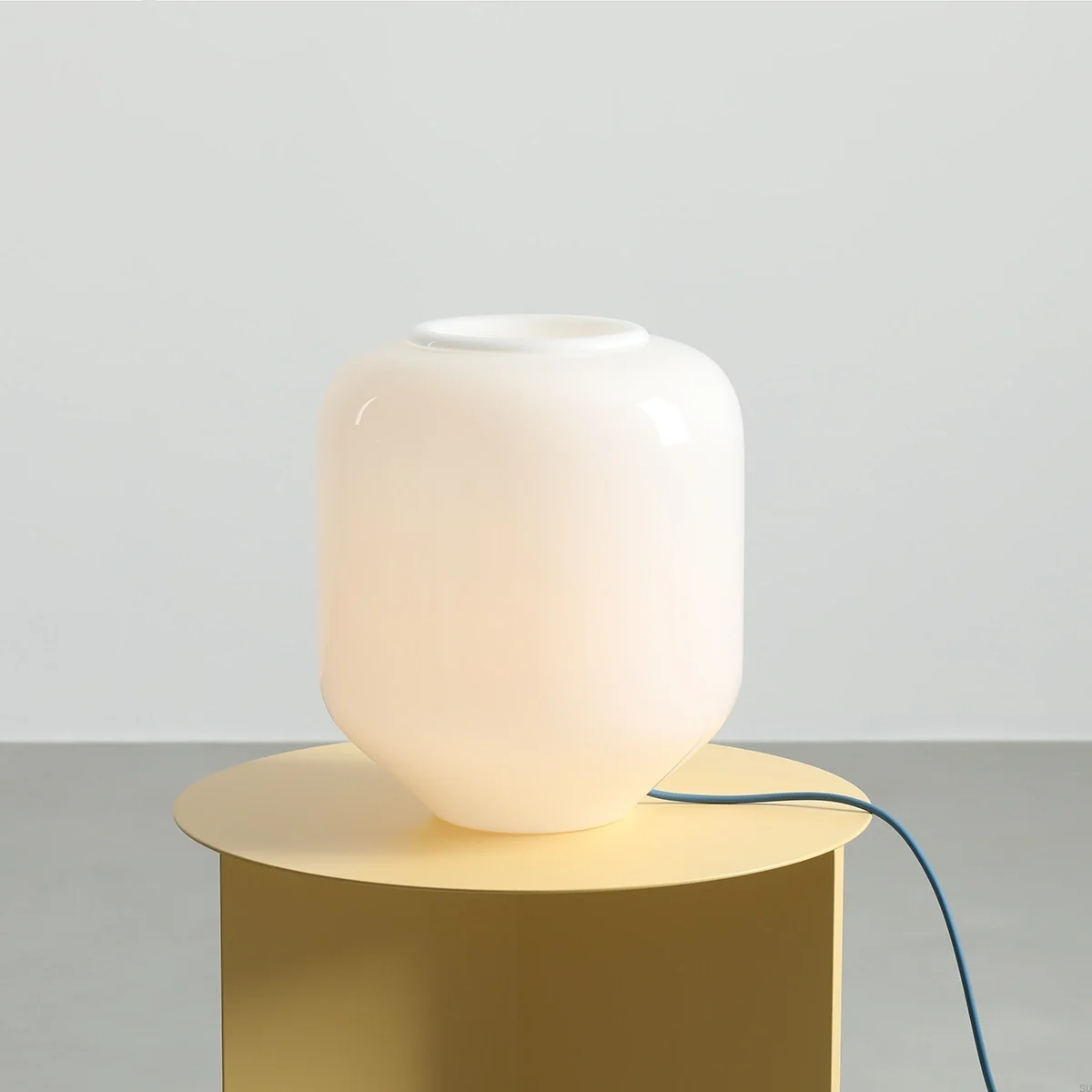 8500B31_L--Lampka-stołowa-Flask-L-Szklana-Mleczna-z-Szafirowym-Przewodem-Artera-Skandynawskie-Uchwyty