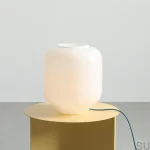 8500B31_L--Lampka-stołowa-Flask-L-Szklana-Mleczna-z-Szafirowym-Przewodem-Artera-Skandynawskie-Uchwyty