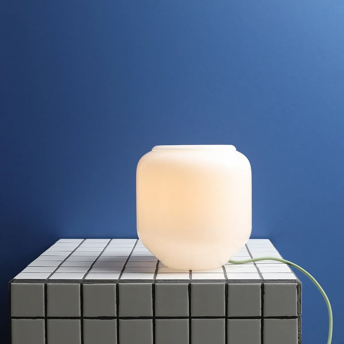 8500B32_S--Lampka-stołowa-Flask-S-Szklana-Mleczna-z-Szałwiowym-Przewodem-Artera-Skandynawskie-Uchwyty