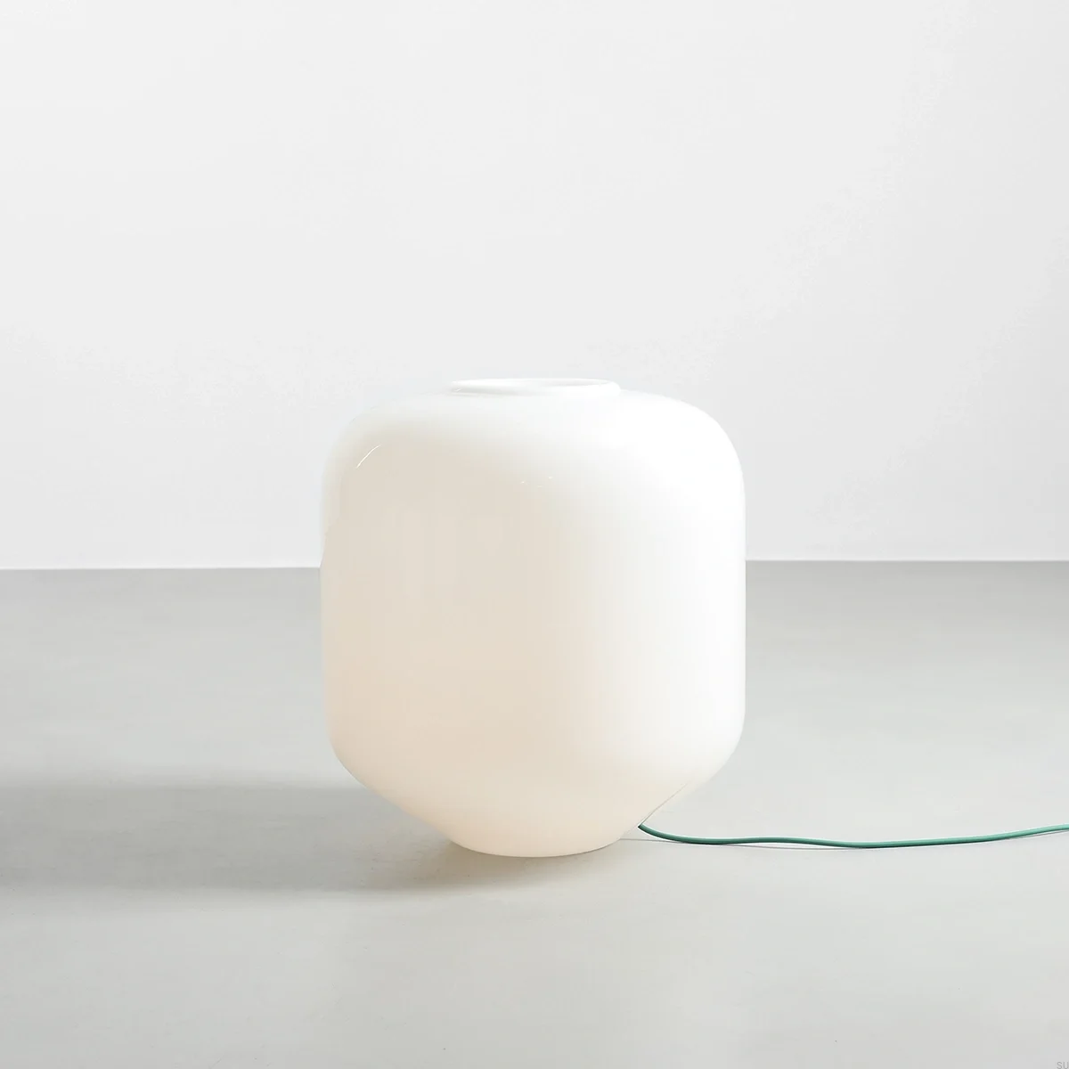 8500B32_XL--Lampa-podłogowa-Flask-XL-Szklana-Mleczna-z-Szałwiowym-Przewodem-Artera-Skandynawskie-Uchwyty