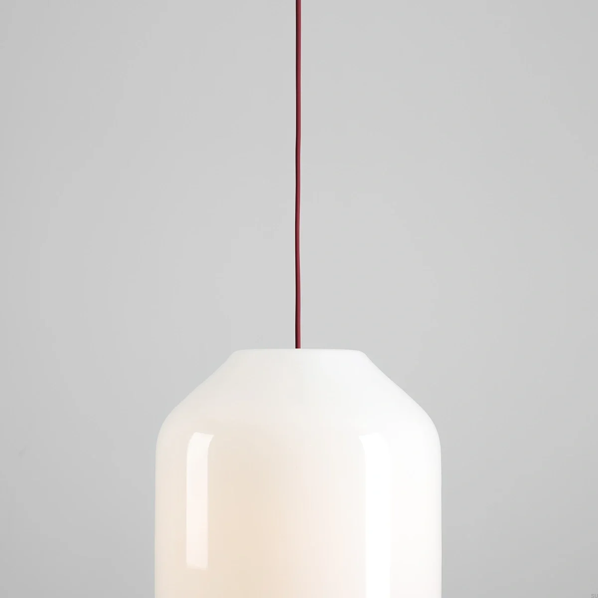 8500G15_L--Lampa-wisząca-Flask-L-Szklana-Mleczna-z-Wiśniowym-Przewodem-Artera-Skandynawskie-Uchwyty