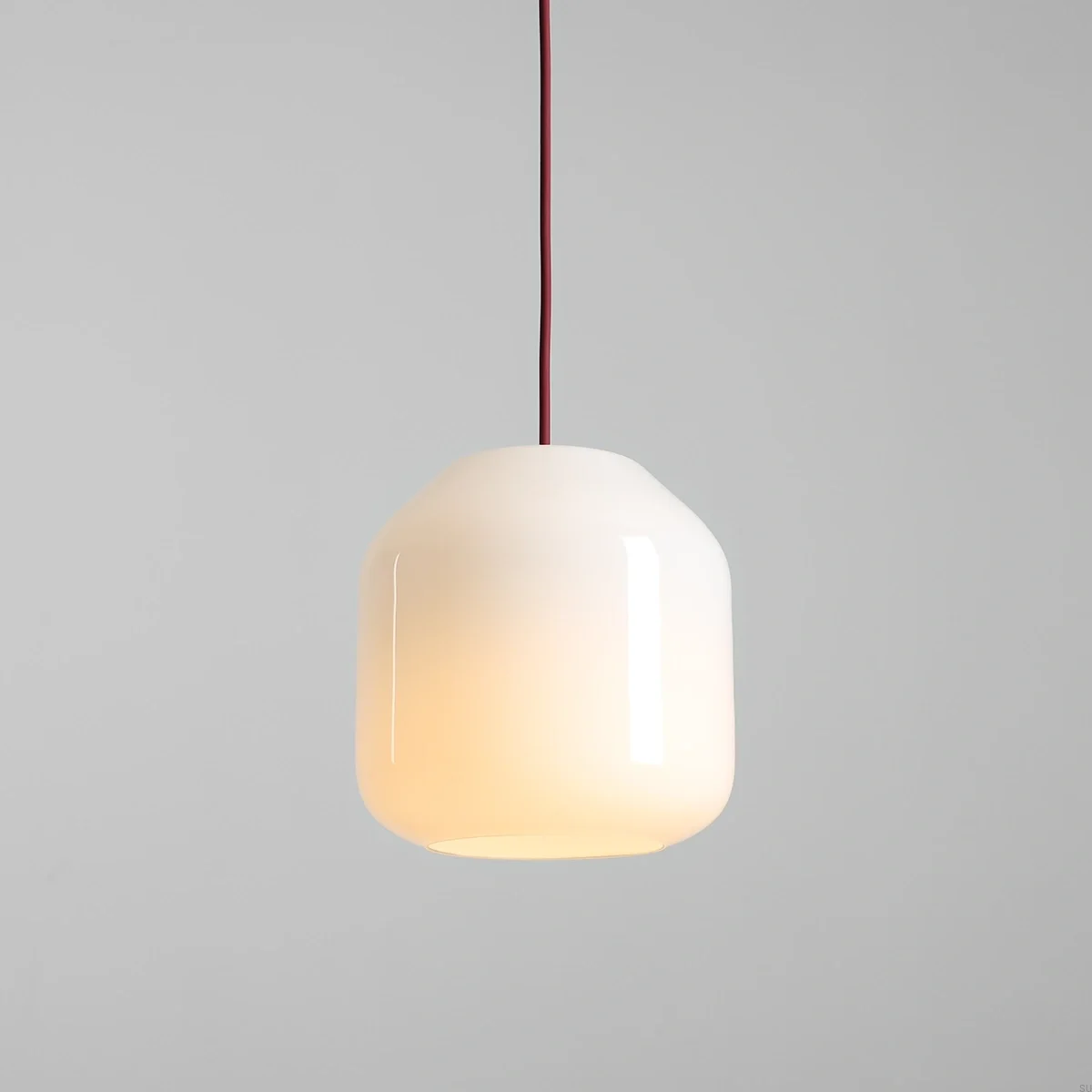 8500G15_S--Lampa-wisząca-Flask-S-Szklana-Mleczna-z-Wiśniowym-Przewodem-Artera-Skandynawskie-Uchwyty